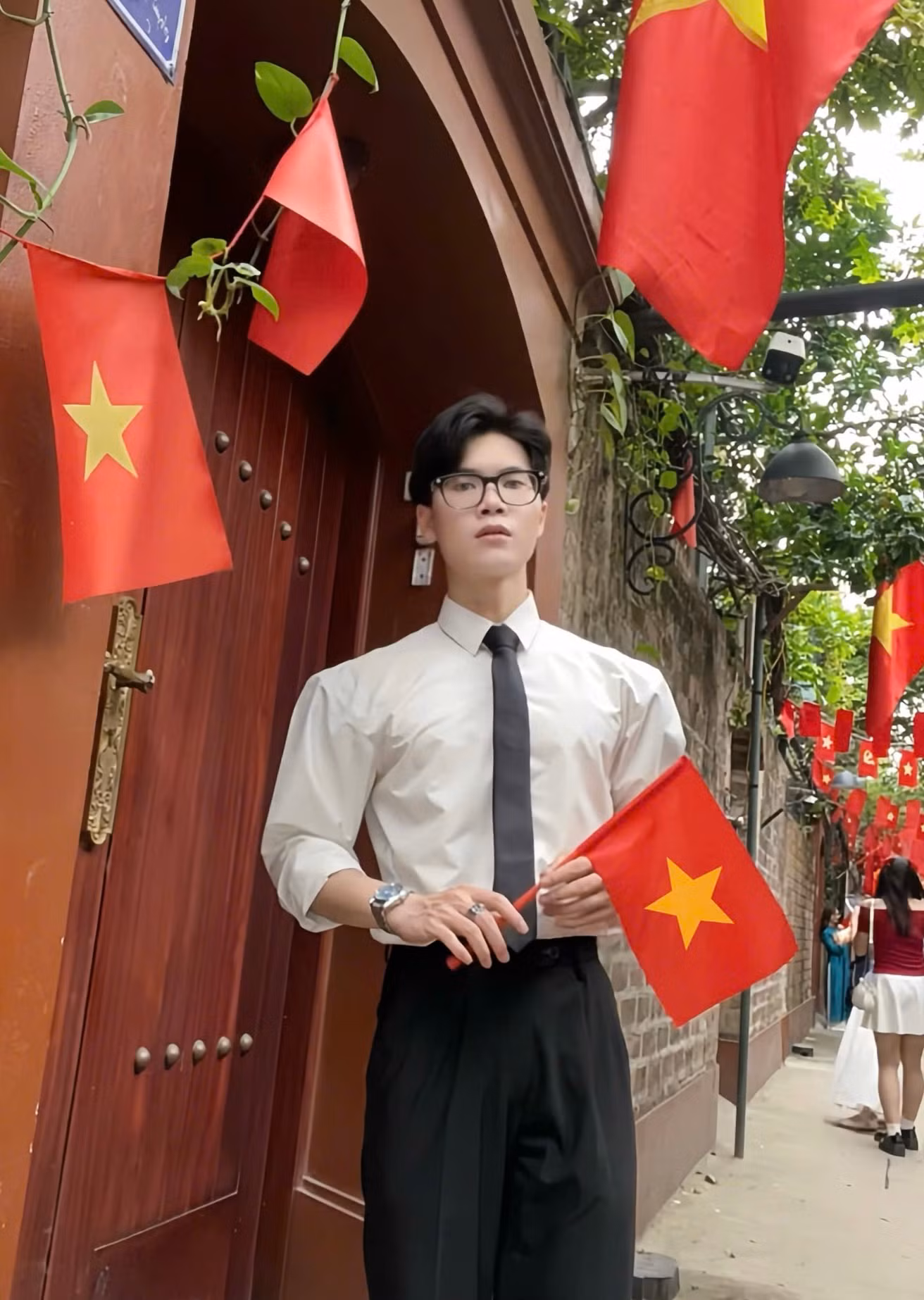 Anh cảm nhận rõ ràng lòng yêu nước, niềm tự hào dân tộc trong mình khi thấy các tuyến phố được trang hoàng với cờ Tổ quốc, cùng biểu ngữ rực rỡ sắc đỏ, vàng, xanh dương mang đậm dấu ấn và ý nghĩa đối với dân tộc Việt Nam (Ảnh: NVCC)