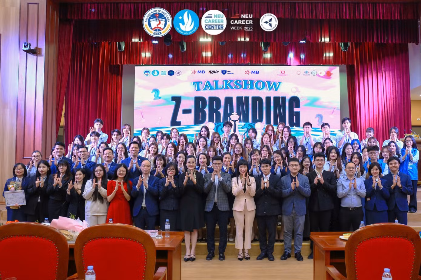 Hồng Quân cùng tập thể tại Talkshow Z-Branding. Hồng Quân cùng tập thể tại Talkshow Z-Branding.