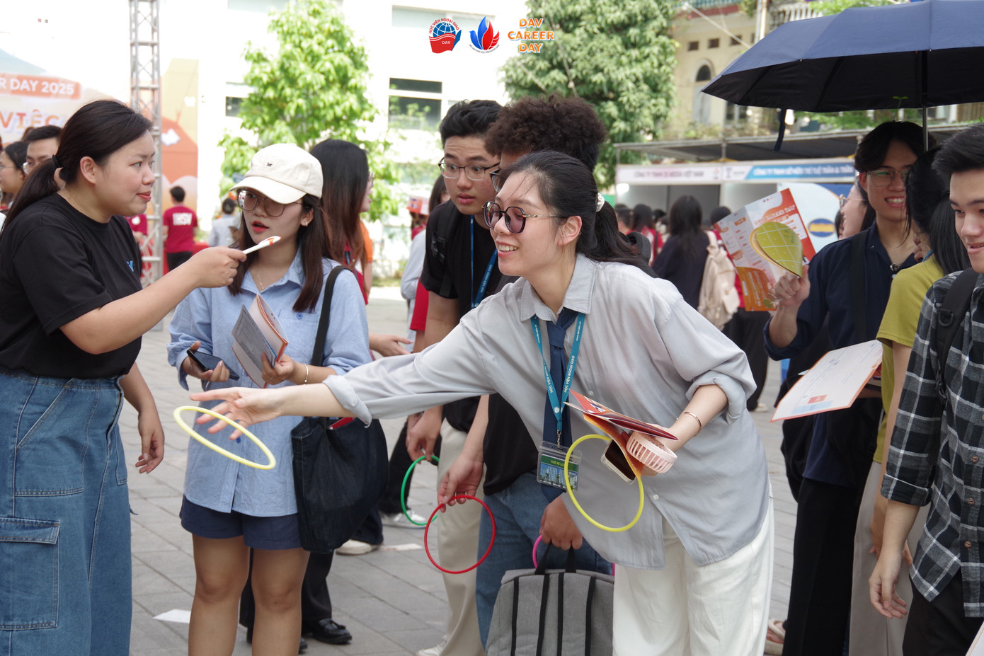 Sinh viên Học viện Ngoại giao tham gia vào các mini-games tại gian hàng của các nhà tuyển dụng. Sinh viên Học viện Ngoại giao tham gia vào các mini-games tại gian hàng của các nhà tuyển dụng.