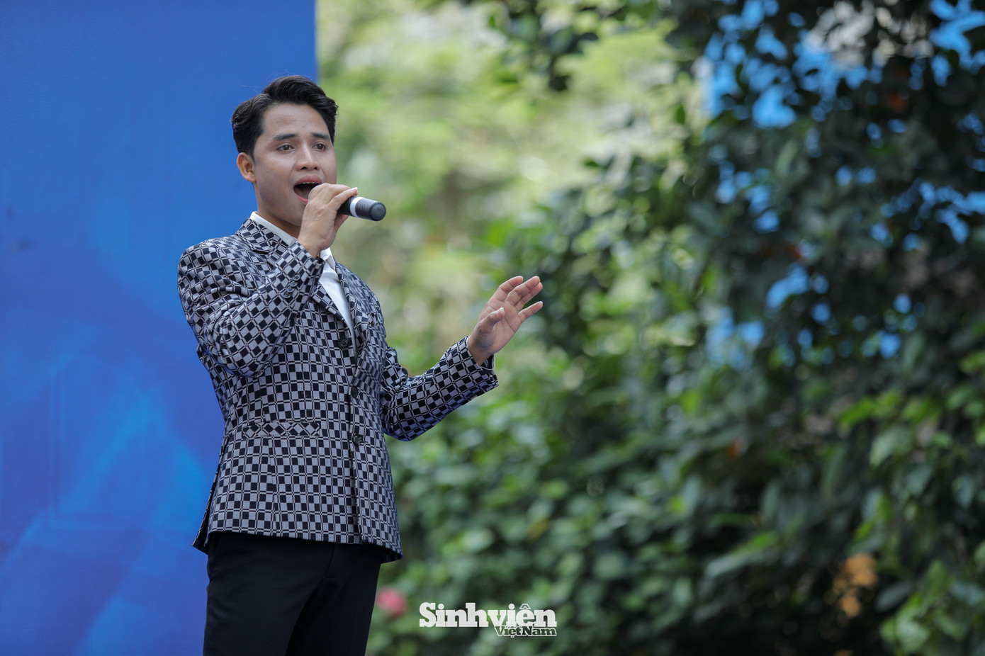 Ca khúc Đi tìm lời ru nữ thần Mặt trời đã chạm đến những rung cảm sâu kín trong lòng khán giả trẻ. Qua những tiết mục trình diễn, nam ca sĩ mong muốn truyền tải nguồn năng lượng tích cực và ý chí vươn lên mạnh mẽ của tuổi trẻ, tinh thần không ngừng bứt phá giới hạn bản thân.