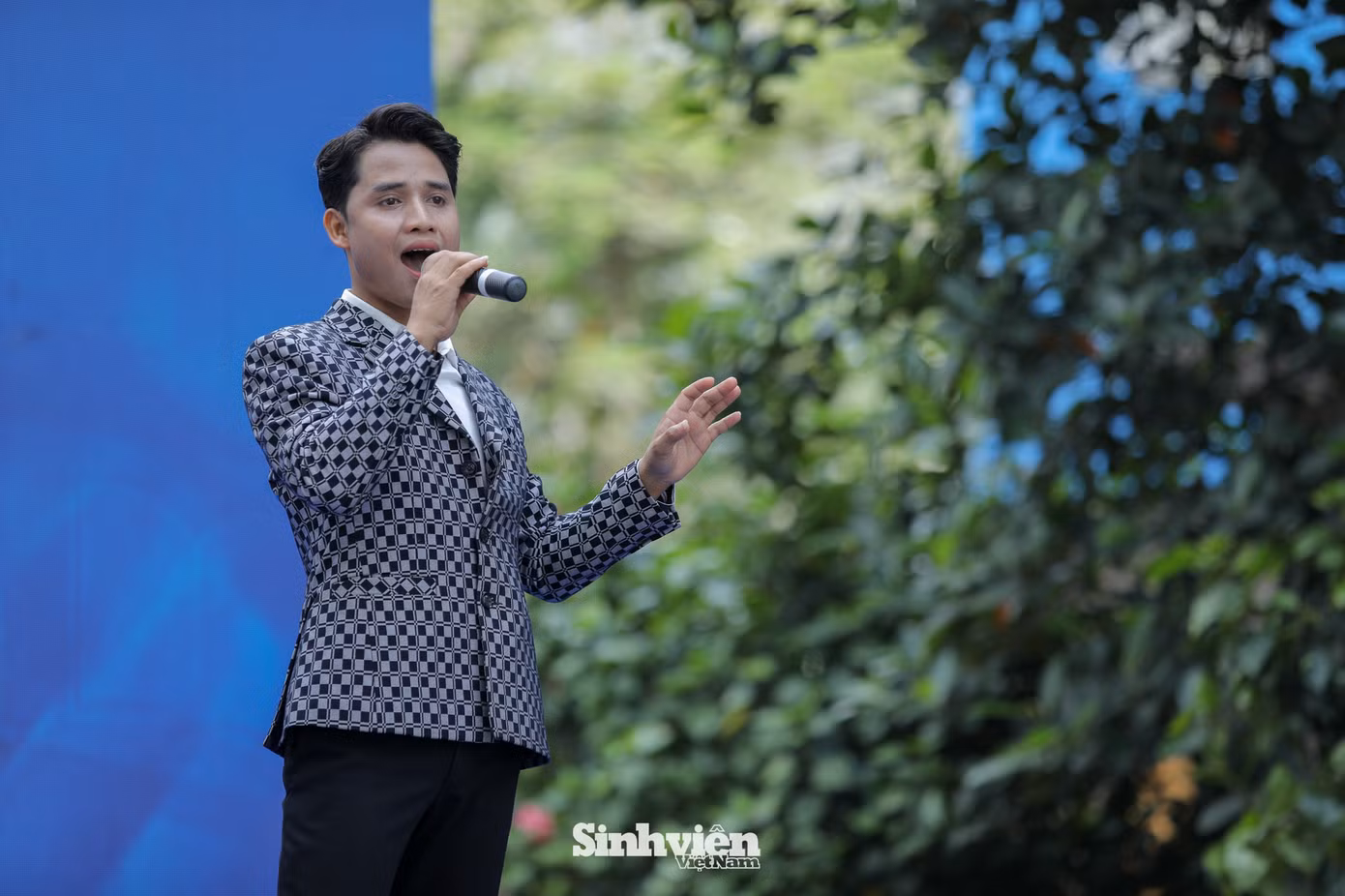 Ca khúc Đi tìm lời ru nữ thần Mặt trời đã chạm đến những rung cảm sâu kín trong lòng khán giả trẻ. Qua những tiết mục trình diễn, nam ca sĩ mong muốn truyền tải nguồn năng lượng tích cực và ý chí vươn lên mạnh mẽ của tuổi trẻ, tinh thần không ngừng bứt phá giới hạn bản thân.