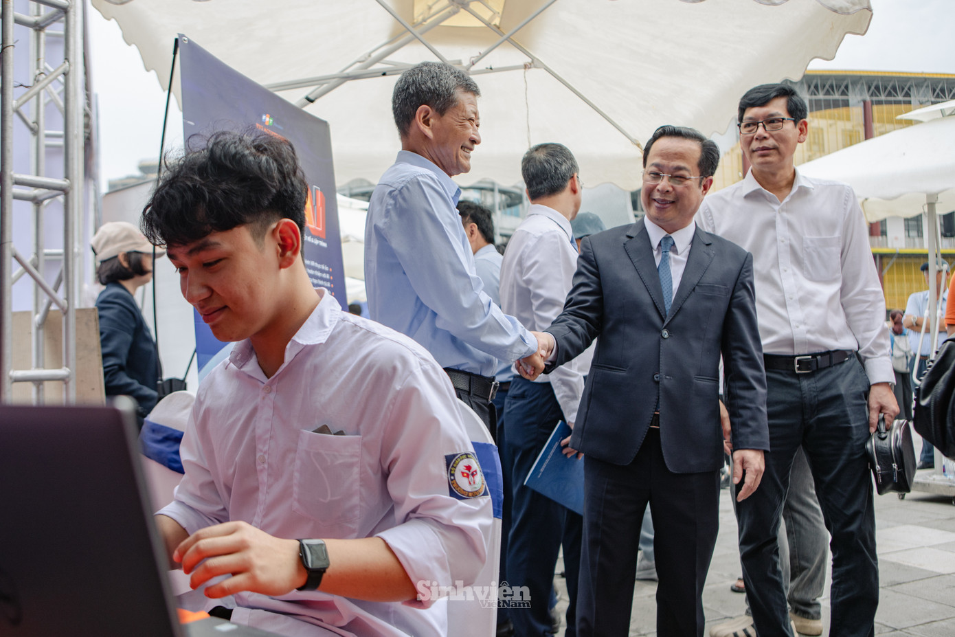 Giám đốc Sở GD&amp;ĐT Hà Nội Trần Thế Cương thăm các gian hàng cơ sở giáo dục, doanh nghiệp tại Ngày hội.