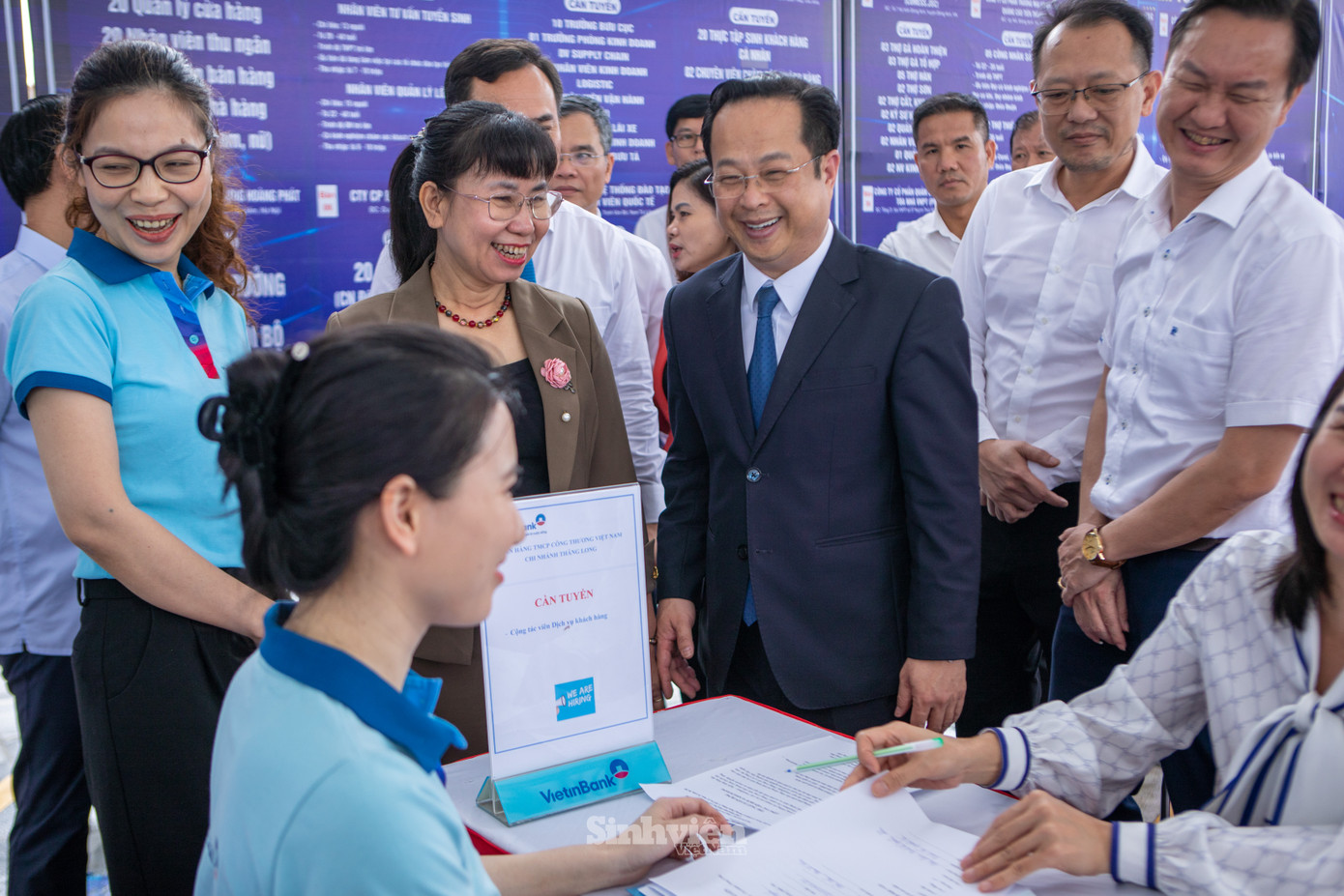 Giám đốc Sở GD&amp;ĐT Hà Nội Trần Thế Cương thăm các gian hàng cơ sở giáo dục, doanh nghiệp tại Ngày hội.