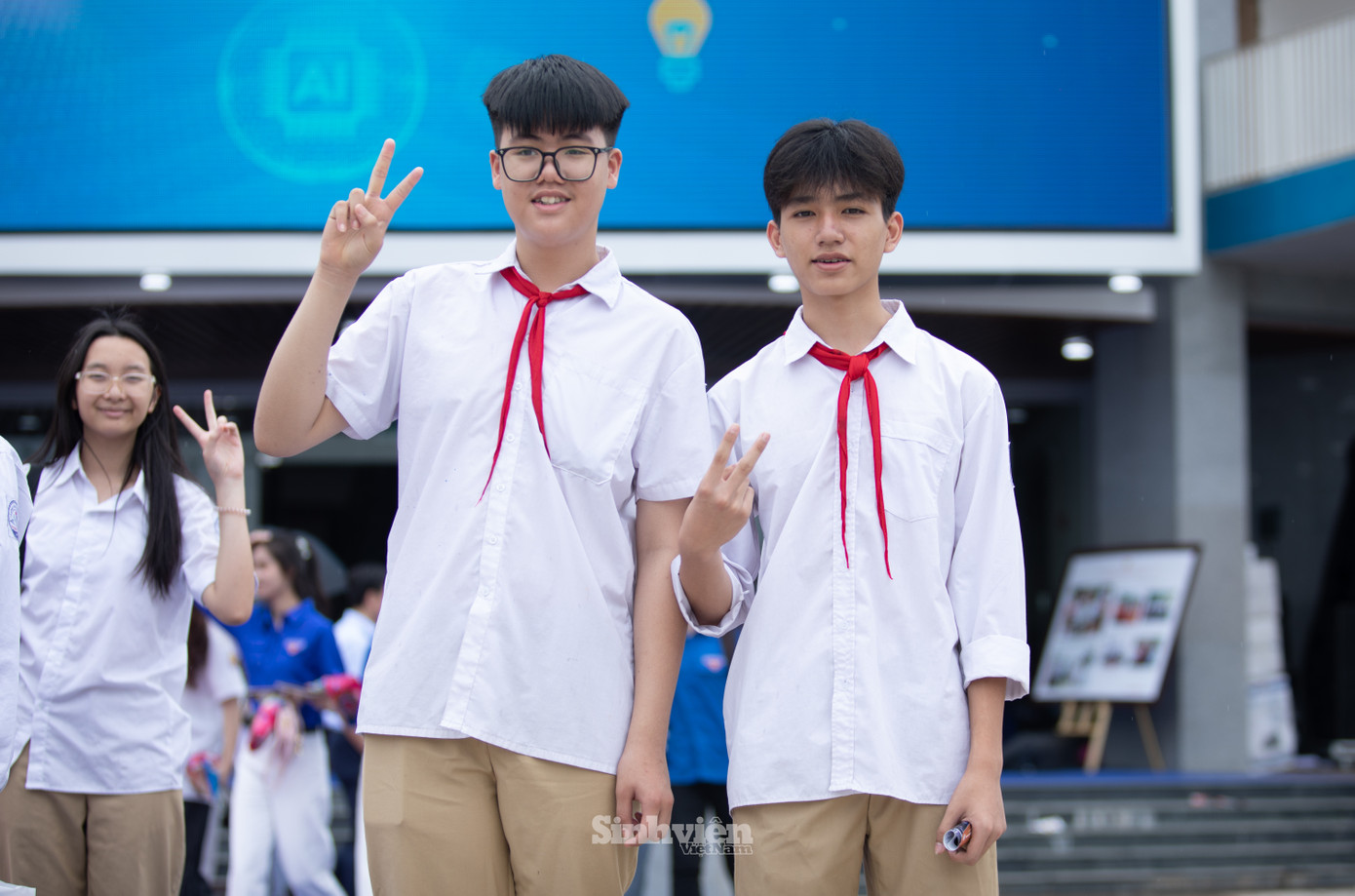 Em Nguyễn Hoàng Nam (Trái) cùng các bạn học sinh Trường THCS Thị trấn Trạm Trôi có mặt tại Ngày hội từ sớm. Nam chia sẻ: &quot;Em đã được trải nghiệm rất nhiều hoạt động thú vị như sơn ô tô, đọc sách, trình diễn ca nhạc... Không khí ngày hội rất sôi nổi, vui vẻ. Em thấy đây là hoạt động rất bổ ích, ngoài các thông tin về các ngành, nghề thì Ngày hội cũng giúp chúng em giảm căng thẳng trong học tập, kết nối với nhau nhiều hơn.&quot;