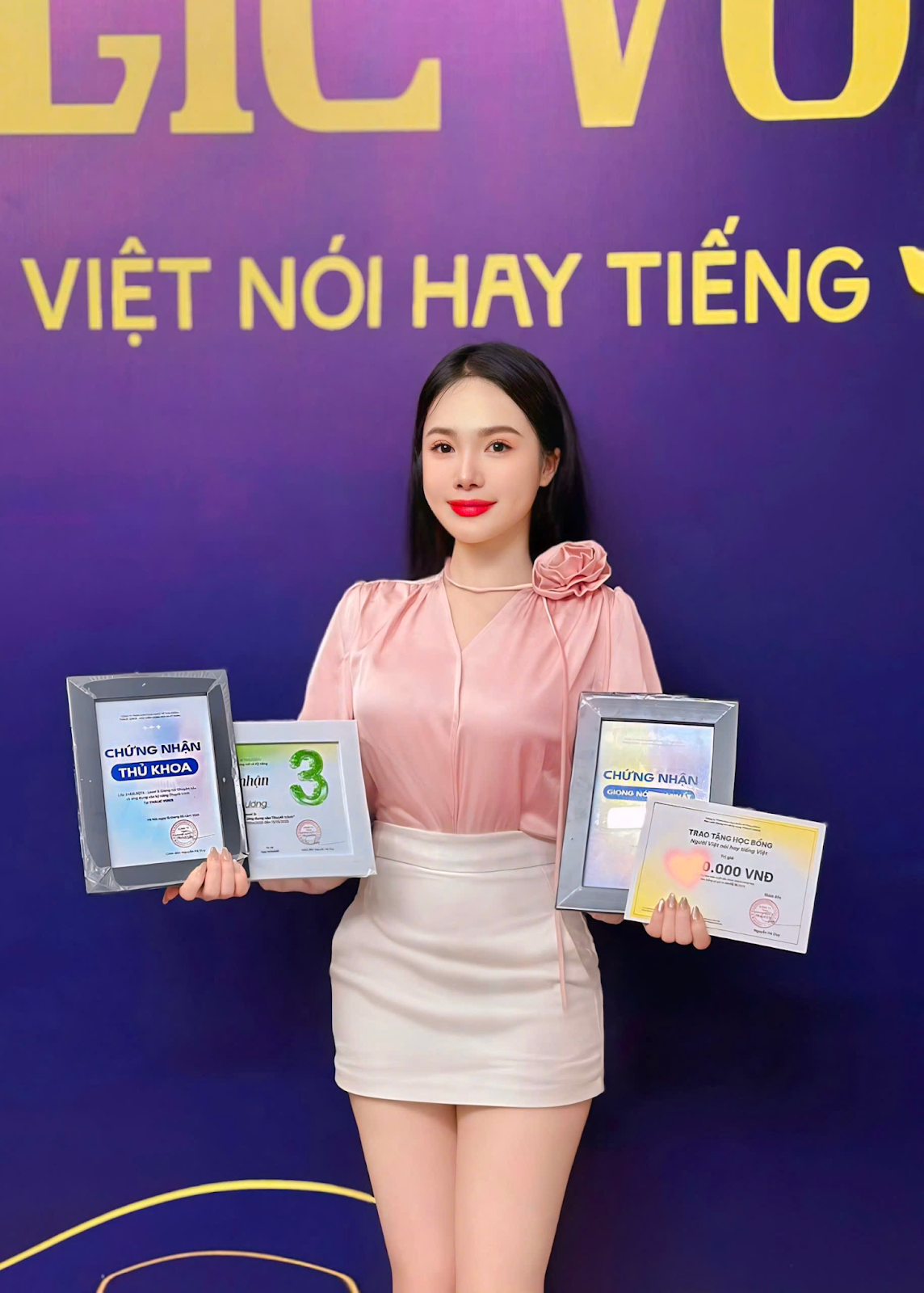 Mai Phương xuất sắc giành các giải thưởng trong các buổi thi diễn thuyết. Mai Phương xuất sắc giành các giải thưởng trong các buổi thi diễn thuyết.