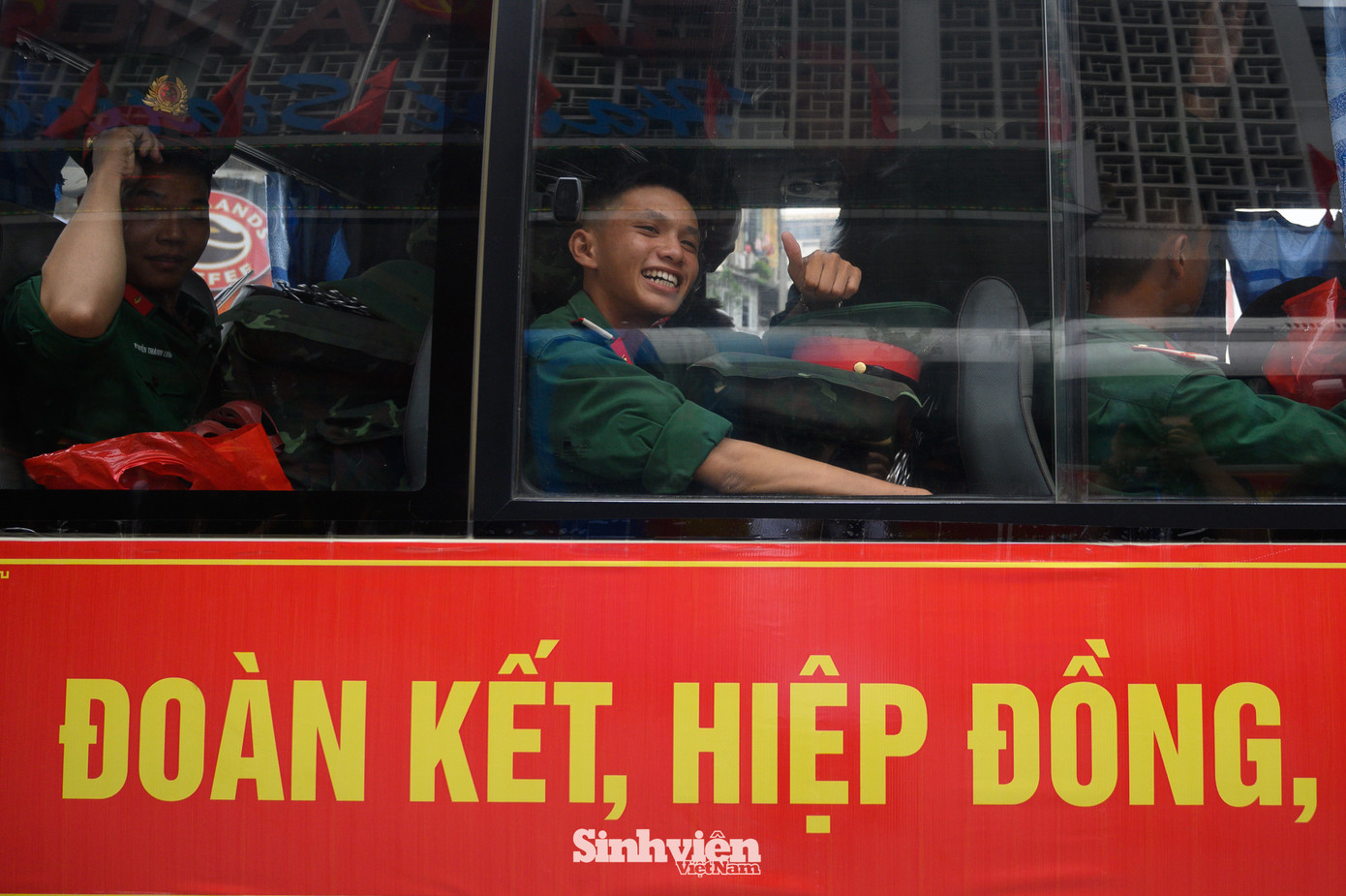 Trên gương mặt của các "chiến sĩ A80" luôn là nụ cười rạng rỡ. Hành trang đặc biệt mà họ mang theo chính là niềm tự hào và ý chí quyết tâm hoàn thành xuất sắc nhiệm vụ. (Ảnh: Lê Trung)