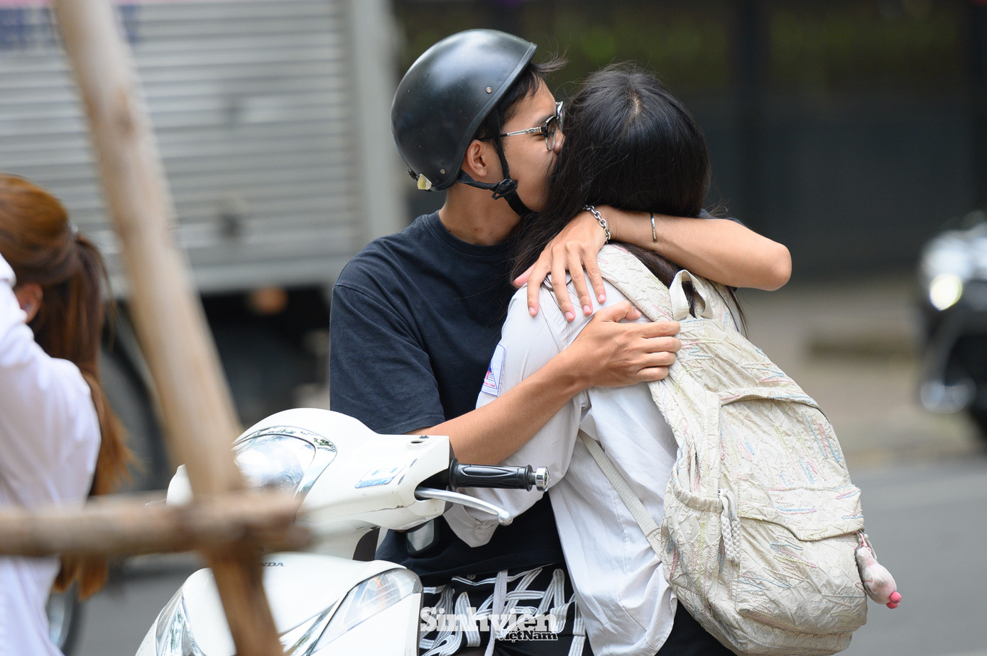 Những chiếc ôm động viên các sĩ tử sau ngày thi đầu tiên.