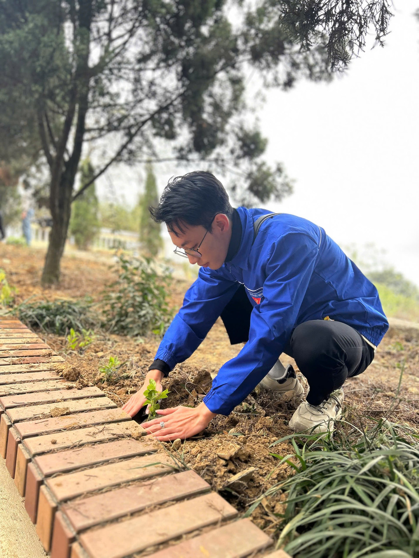 Thừa Ân trong một lần tham gia hoạt động trồng cây xanh. Thừa Ân trong một lần tham gia hoạt động trồng cây xanh.