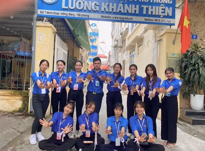 Hồng Vân cùng các bạn sinh viên tham gia Tiếp sức mùa thi.