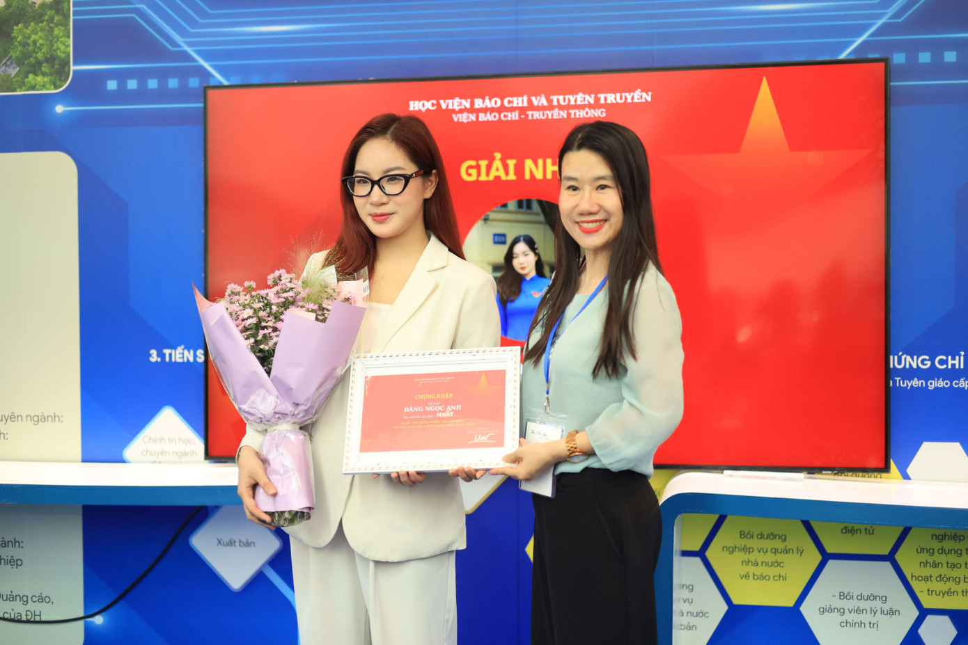 PGS.TS Đinh Thị Thu Hằng – Viện trưởng Viện Báo chí & Truyền thông – trao giải Nhất cho thí sinh Đặng Ngọc Anh. PGS.TS Đinh Thị Thu Hằng – Viện trưởng Viện Báo chí & Truyền thông – trao giải Nhất cho thí sinh Đặng Ngọc Anh.