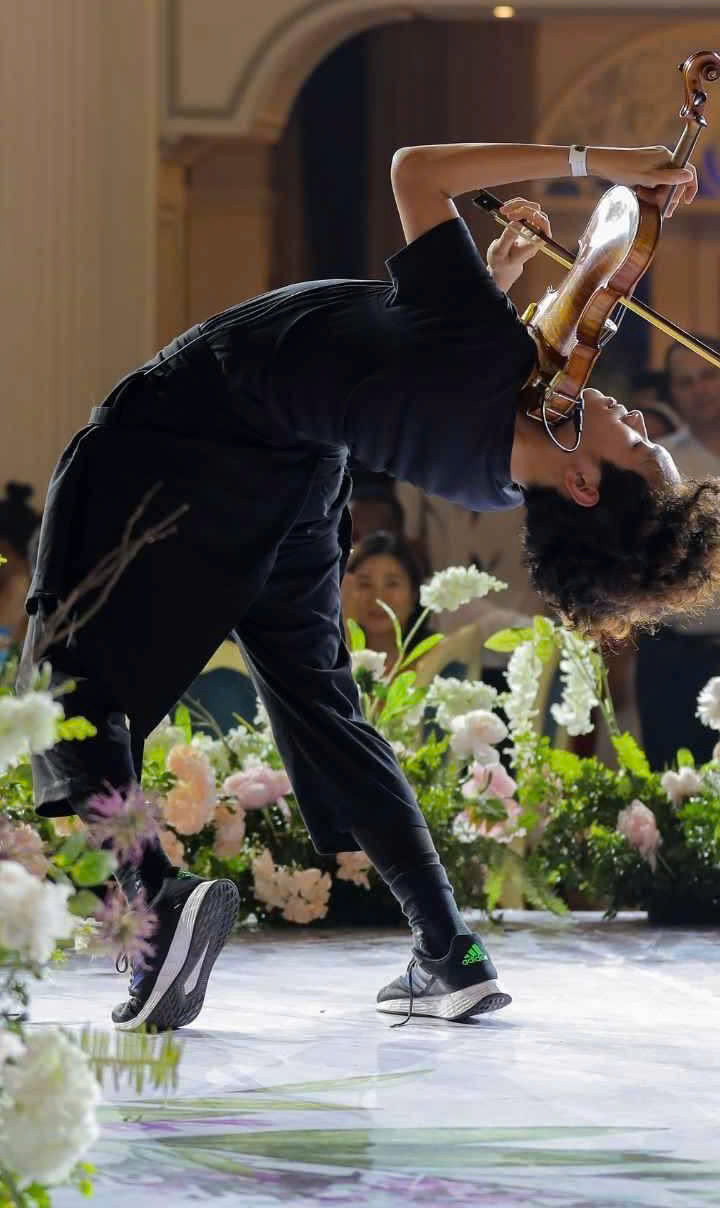 Cách chơi nhạc của chàng nghệ sĩ trẻ khiến nhiều khán giả yêu thích và phấn khích.