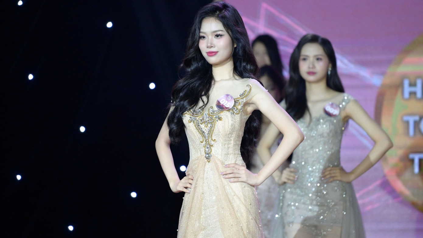 Thảo My trong phần thi dạ hội đêm chung kết cuộc thi Charm of Law.