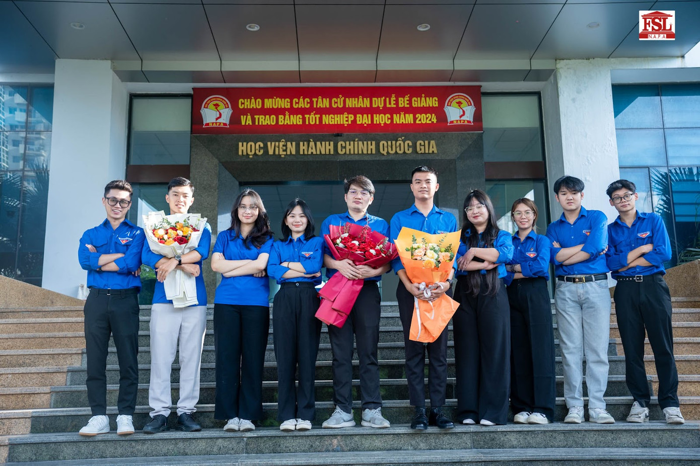 Việt Hưng (thứ 5 từ phải sang) từng giữ chức vụ Phó Bí thư trong Ban chấp hành Liên chi Đoàn Khoa Luật nhiệm kỳ 2023 - 2025. Việt Hưng (thứ 5 từ phải sang) từng giữ chức vụ Phó Bí thư trong Ban chấp hành Liên chi Đoàn Khoa Luật nhiệm kỳ 2023 - 2025.