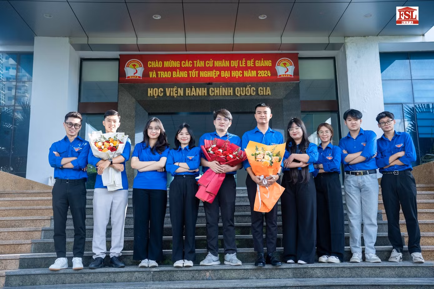 Việt Hưng (thứ 5 từ phải sang) từng giữ chức vụ Phó Bí thư trong Ban chấp hành Liên chi Đoàn Khoa Luật nhiệm kỳ 2023 - 2025.