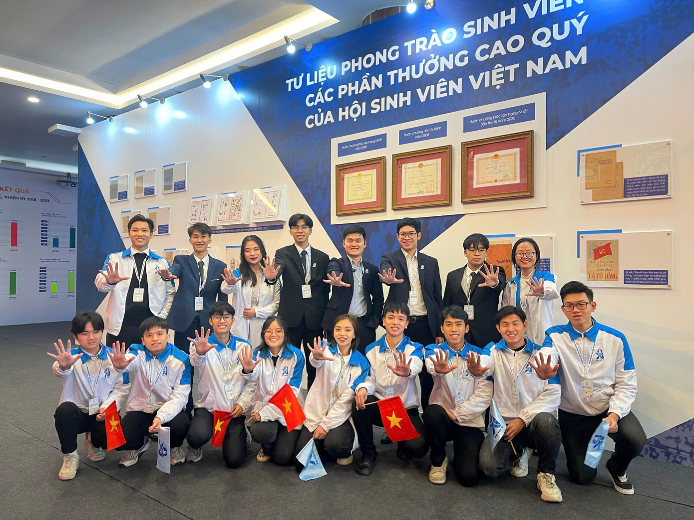 Việc tham gia vào Hội Sinh viên giúp Hùng rèn luyện kỹ năng lãnh đạo, học cách lắng nghe, thấu hiểu và giải quyết vấn đề, đóng góp cho cộng đồng sinh viên. Việc tham gia vào Hội Sinh viên giúp Hùng rèn luyện kỹ năng lãnh đạo, học cách lắng nghe, thấu hiểu và giải quyết vấn đề, đóng góp cho cộng đồng sinh viên.