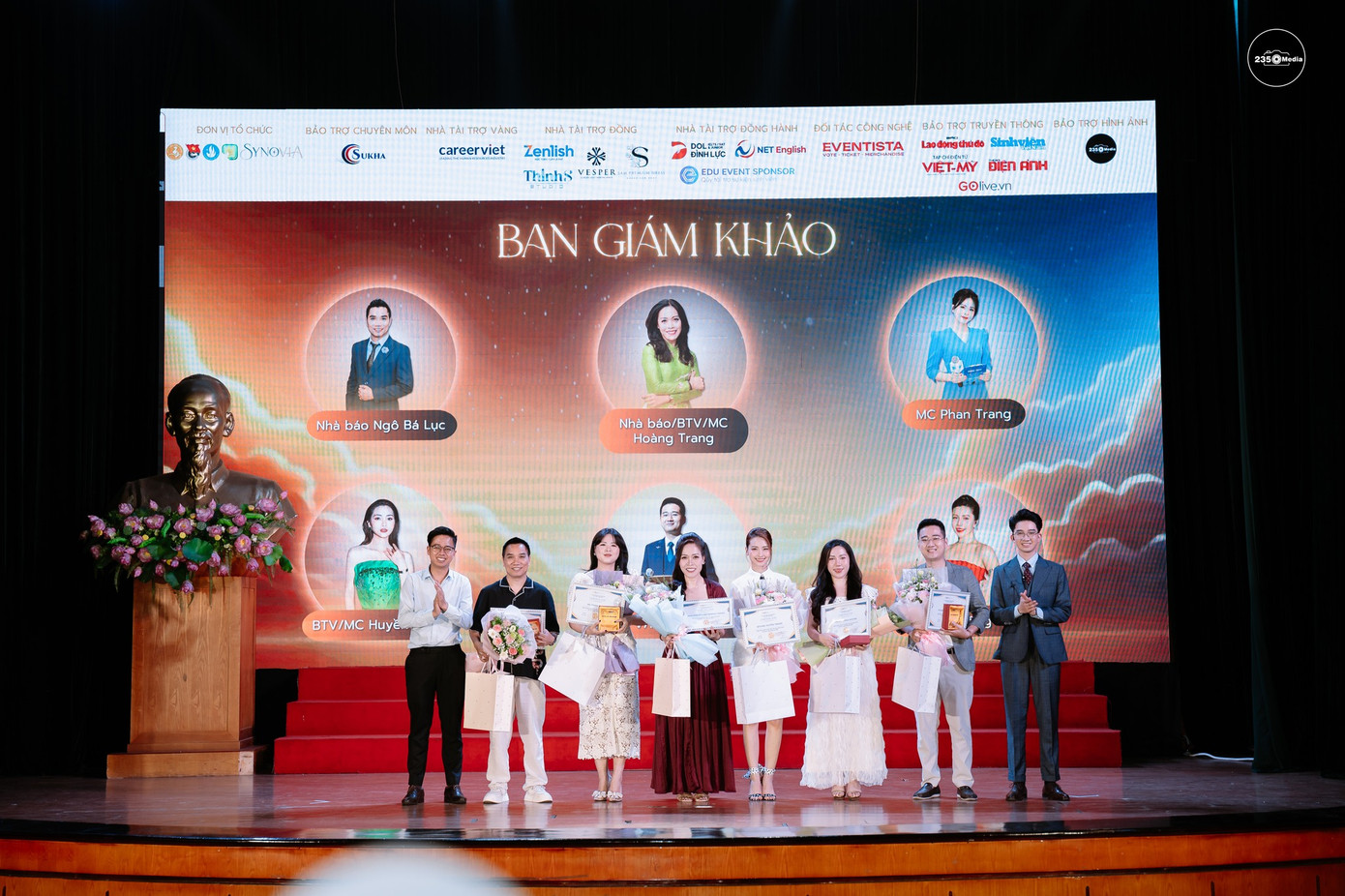 Ban giám khảo cuộc thi "Khi Gen Z bật tiếng nói – SYNOVIA 2025" với sự góp mặt của các chuyên gia uy tín trong lĩnh vực truyền thông – báo chí. Ban giám khảo cuộc thi "Khi Gen Z bật tiếng nói – SYNOVIA 2025" với sự góp mặt của các chuyên gia uy tín trong lĩnh vực truyền thông – báo chí.