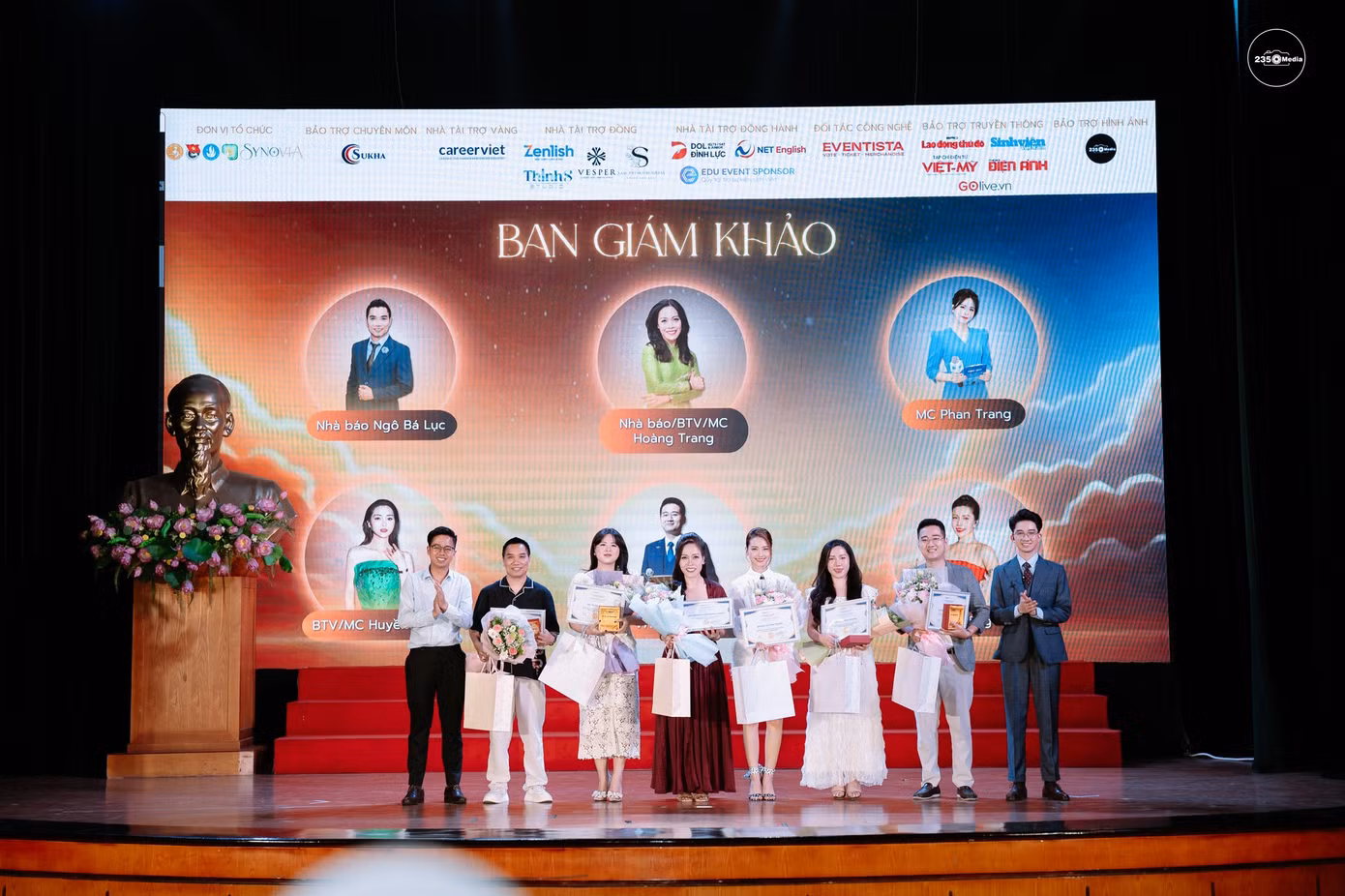 Ban giám khảo cuộc thi "Khi Gen Z bật tiếng nói – SYNOVIA 2025" với sự góp mặt của các chuyên gia uy tín trong lĩnh vực truyền thông – báo chí.