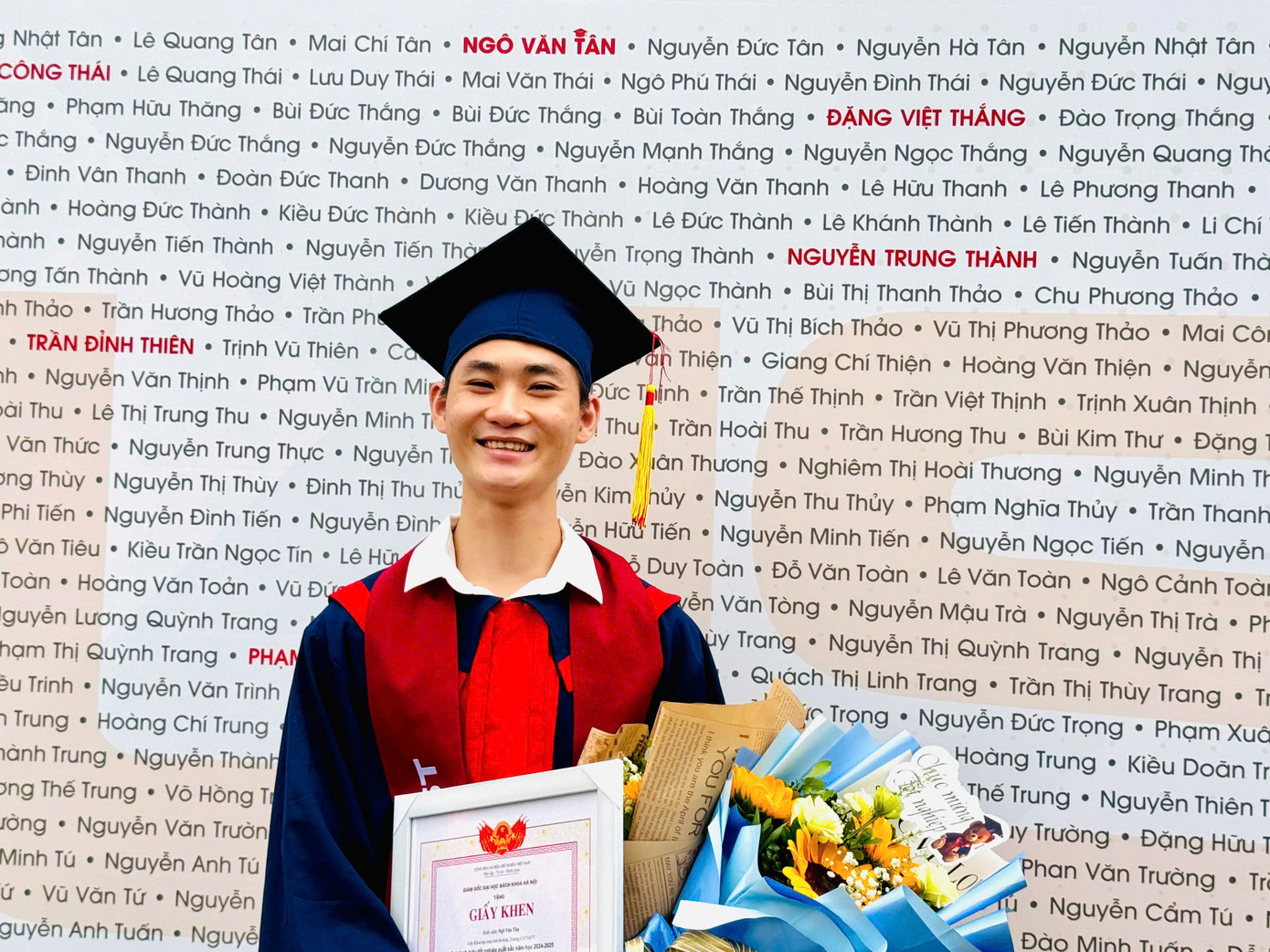 Văn Tân trong lễ tốt nghiệp. Văn Tân trong lễ tốt nghiệp.