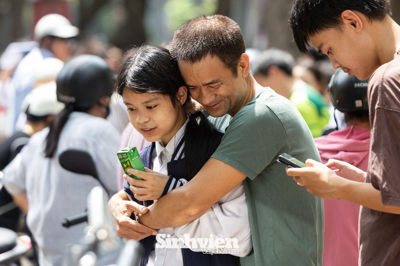 Phụ huynh động viên sĩ tử sau môn thi đầu tiên, ghi nhận tại điểm thi Trường THPT Phan Đình Phùng.