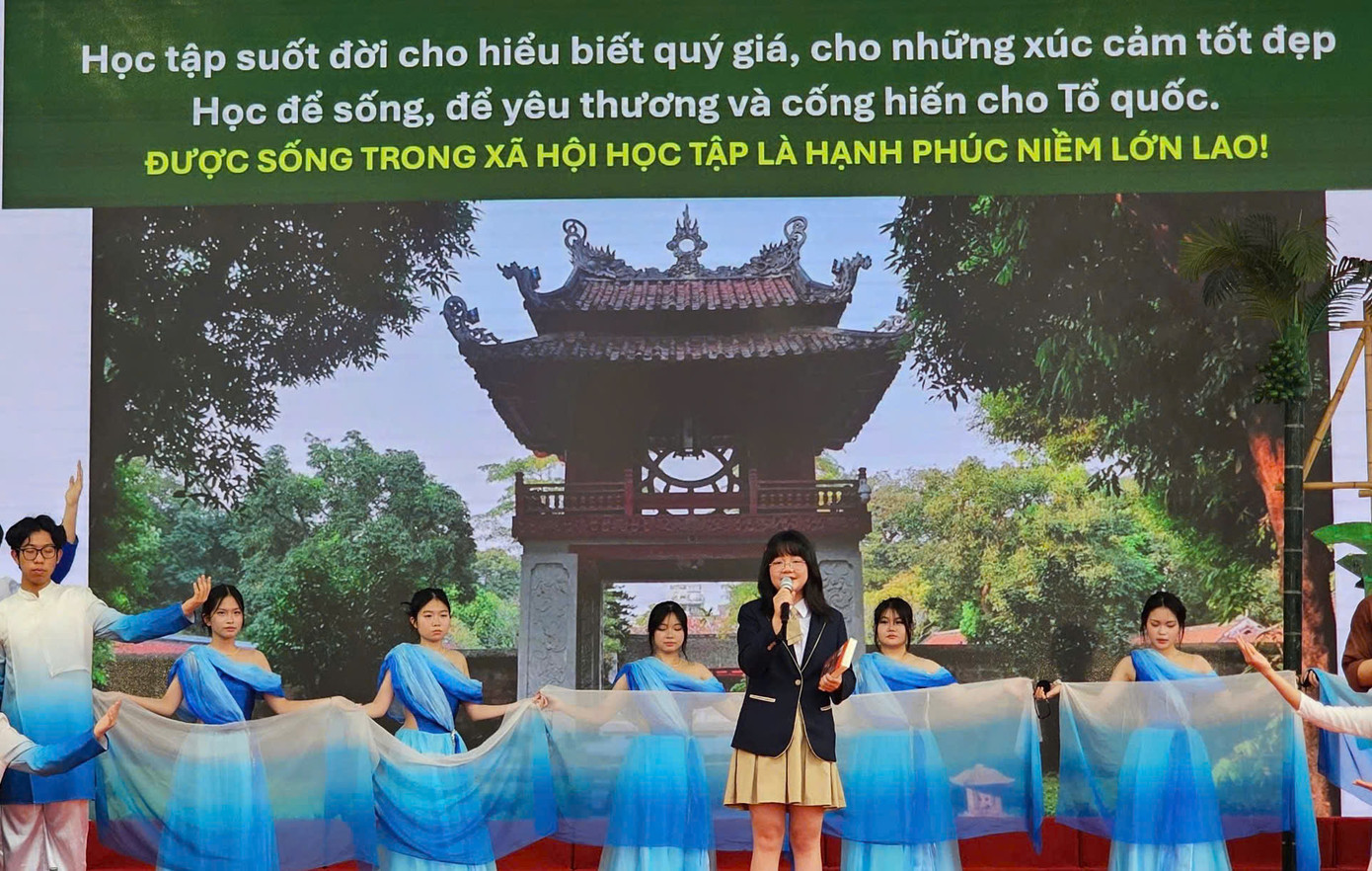 Học sinh trường THPT Phan Huy Chú tiếp nối thông điệp học tập suốt đời. (Ảnh: Hồng Hoa)