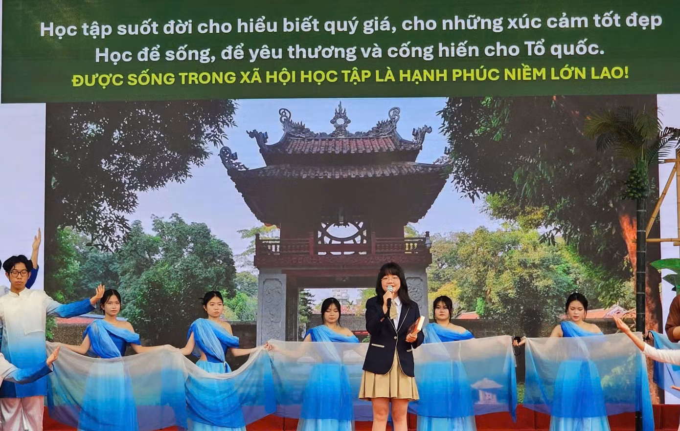 Học sinh trường THPT Phan Huy Chú tiếp nối thông điệp học tập suốt đời. (Ảnh: Hồng Hoa) Học sinh trường THPT Phan Huy Chú tiếp nối thông điệp học tập suốt đời. (Ảnh: Hồng Hoa)
