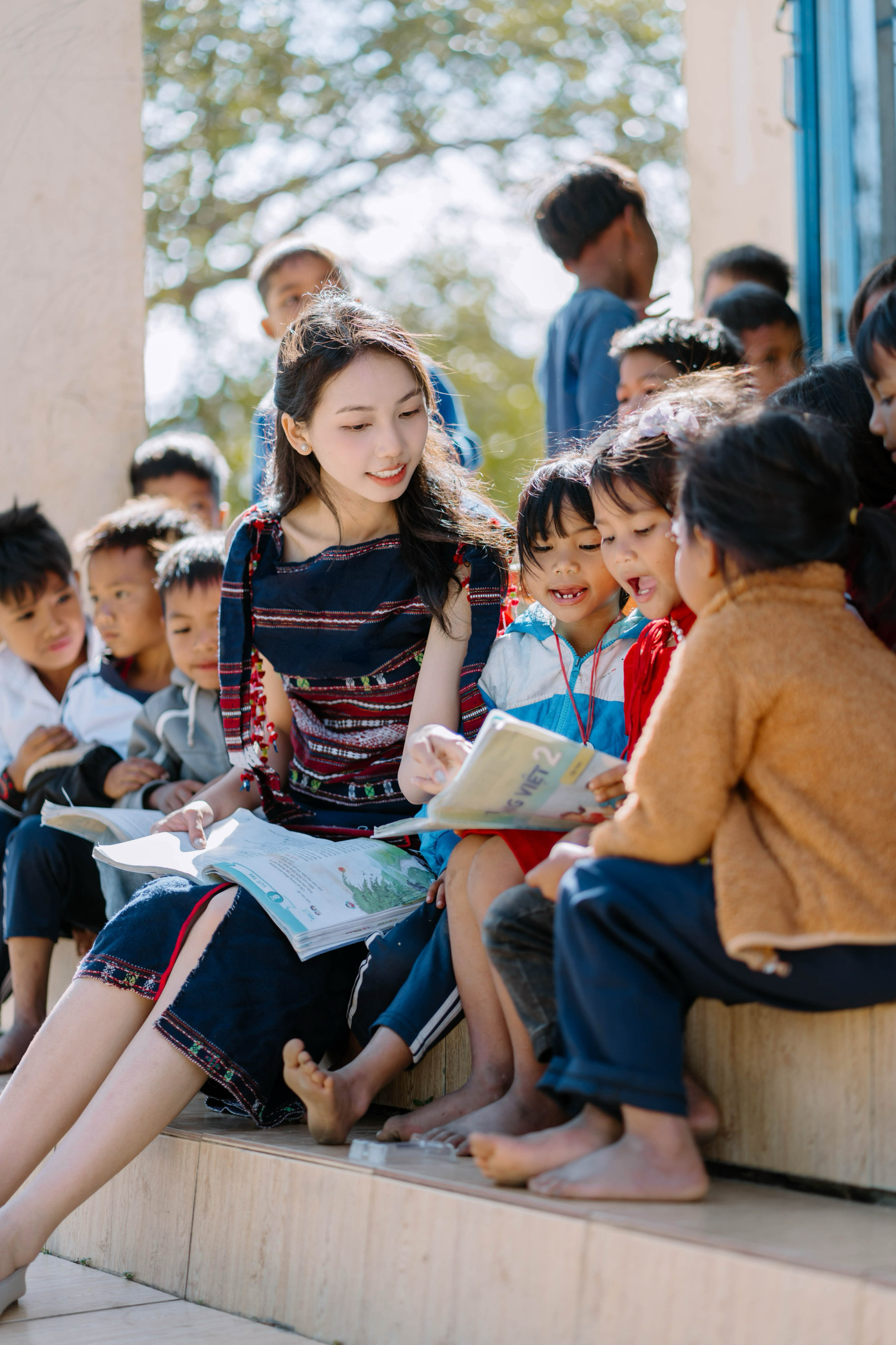 Thu Trang chụp cùng các em đồng bào dân tộc nơi mình sinh ra. Thu Trang chụp cùng các em đồng bào dân tộc nơi mình sinh ra.