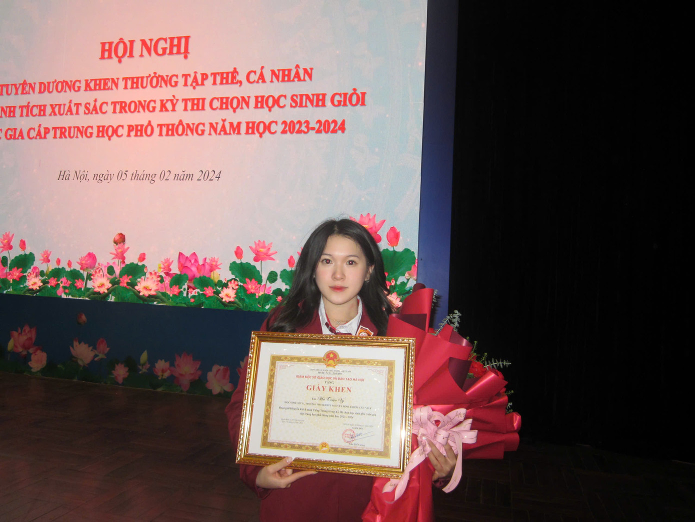 Nữ sinh từng đạt giải Ba, kỳ thi Học sinh giỏi tiếng Trung cấp Quốc gia. Nữ sinh từng đạt giải Ba, kỳ thi Học sinh giỏi tiếng Trung cấp Quốc gia.