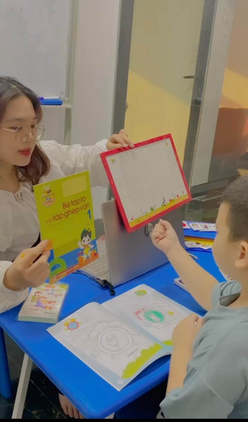 Khánh Ly với dự án giáo dục sớm. Khánh Ly với dự án giáo dục sớm.