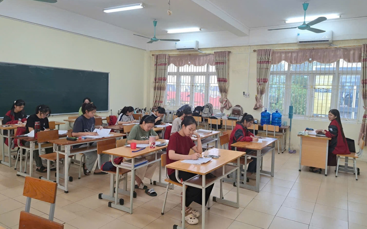 Liên (bàn đầu) trong một buổi thi đánh giá thường xuyên tại đội tuyển.