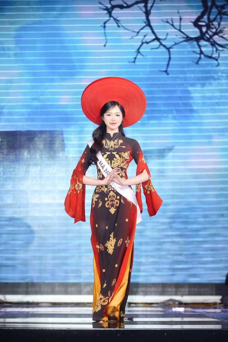 Người đẹp Minh Châu dịu dàng trong phần trình diễn trang phục áo dài. Người đẹp Minh Châu dịu dàng trong phần trình diễn trang phục áo dài.