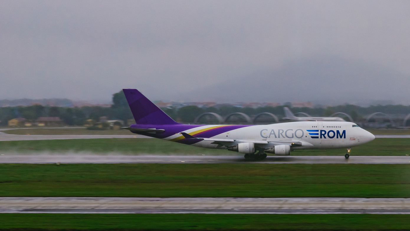 "Tôi cũng từng có kỷ niệm đội mưa, chạy xe máy để 'săn' một chiếc máy bay chở hàng đặc biệt, rất hiếm khi xuất hiện tại Việt Nam. Đó là chiếc Boeing 747-400F của hãng hàng không ROM Cargo Airlines. Kể từ lần đó, tôi chưa thấy chiếc máy bay này quay trở lại Việt Nam. Bên cạnh đó, tôi đặc biệt yêu thích việc chụp máy bay cất hoặc hạ cánh dưới trời mưa. Hiệu ứng động cơ thổi tung những làn nước hay bánh xe rẽ nước trên đường băng ướt át luôn tạo ra những khung hình ấn tượng."