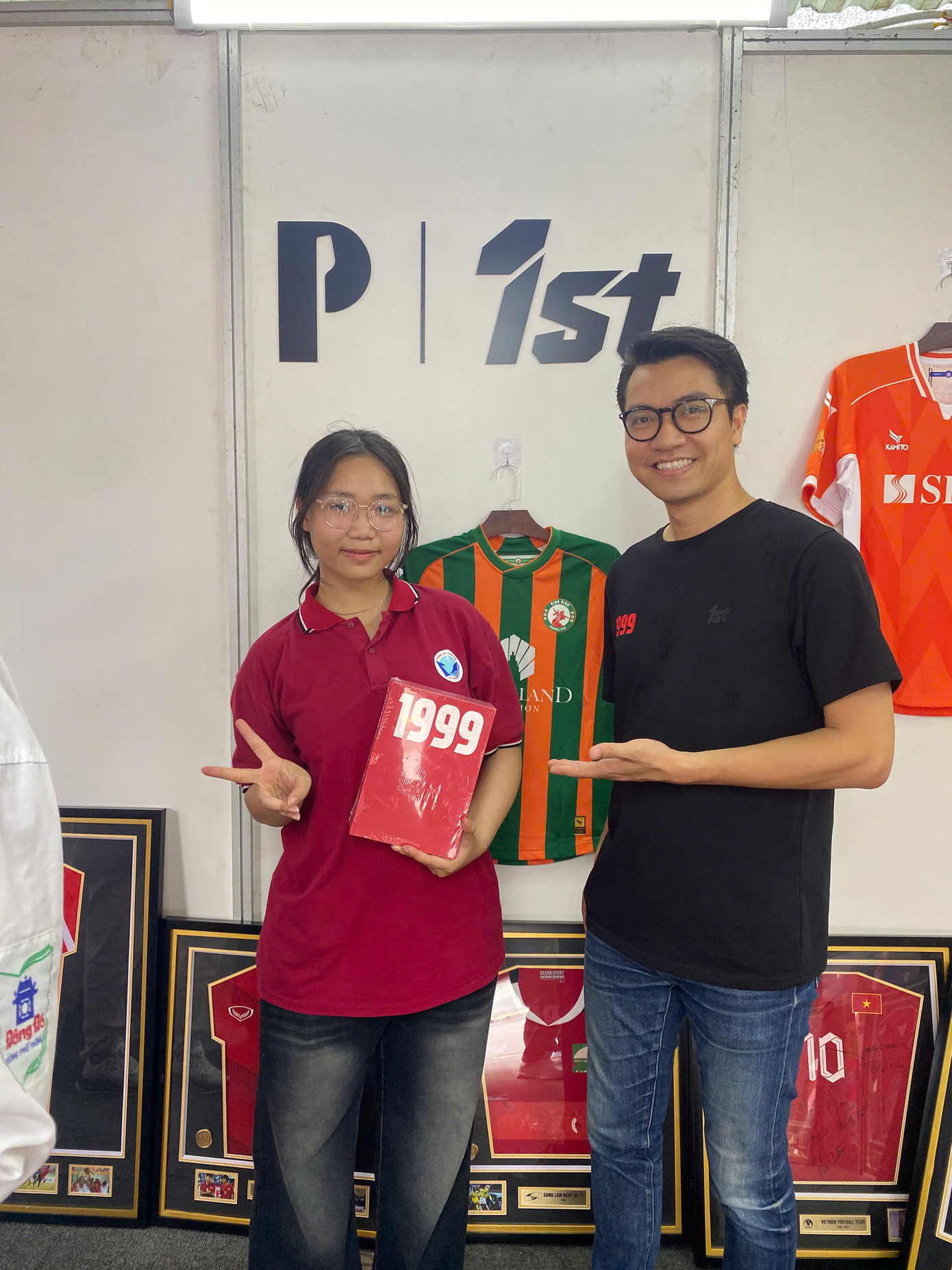 Bình luận viên Bá Phú chụp ảnh cùng người hâm mộ tại gian trưng bày 1st Football Store. Bình luận viên Bá Phú chụp ảnh cùng người hâm mộ tại gian trưng bày 1st Football Store.