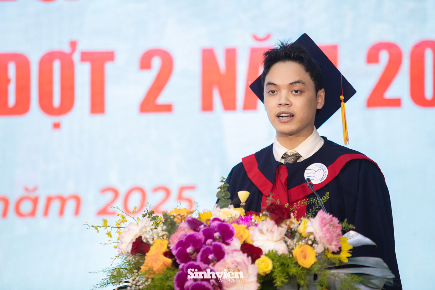 Đáp lại tình cảm của các thầy cô, tân cử nhân Nguyễn Đăng Đạt, đại diện cho các tân khoa, đã phát biểu tri ân sâu sắc tới Ban Giám đốc, các thầy cô giáo và gia đình đã luôn đồng hành, chắp cánh cho những ước mơ của sinh viên.