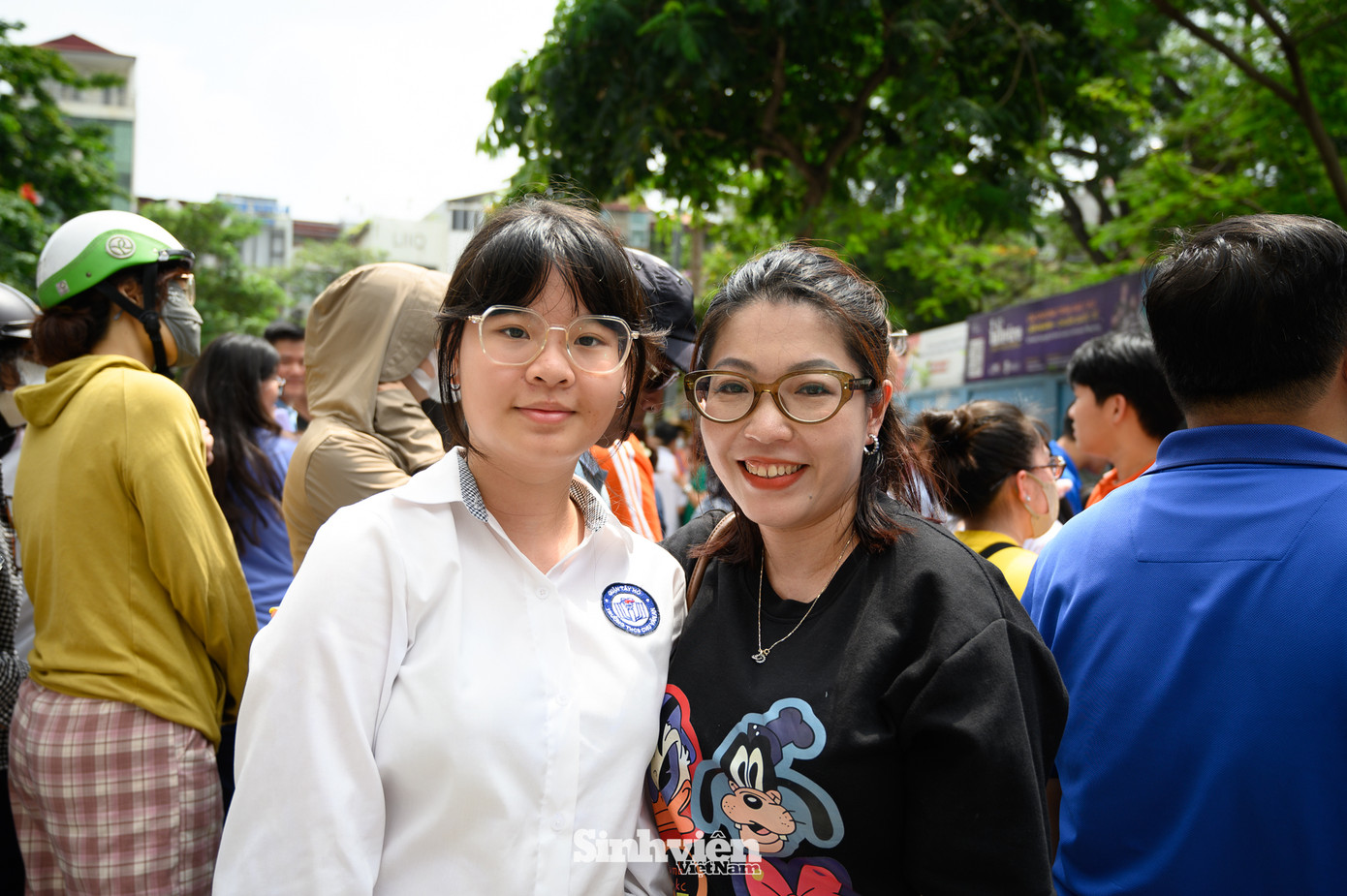 Chị Hoài - phụ huynh của em Nguyễn Hoài An xúc động chia sẻ: “Năm nay có những thay đổi rõ rệt trong chương trình thi, đòi hỏi sự cố gắng của các bạn rất nhiều. Tôi nói không lo là nói dối nhưng cũng chỉ biết cổ vũ con hết mình thôi. Dù kết quả có như thế nào thì tôi vẫn tự hào về con vì đã cố gắng hết sức.”