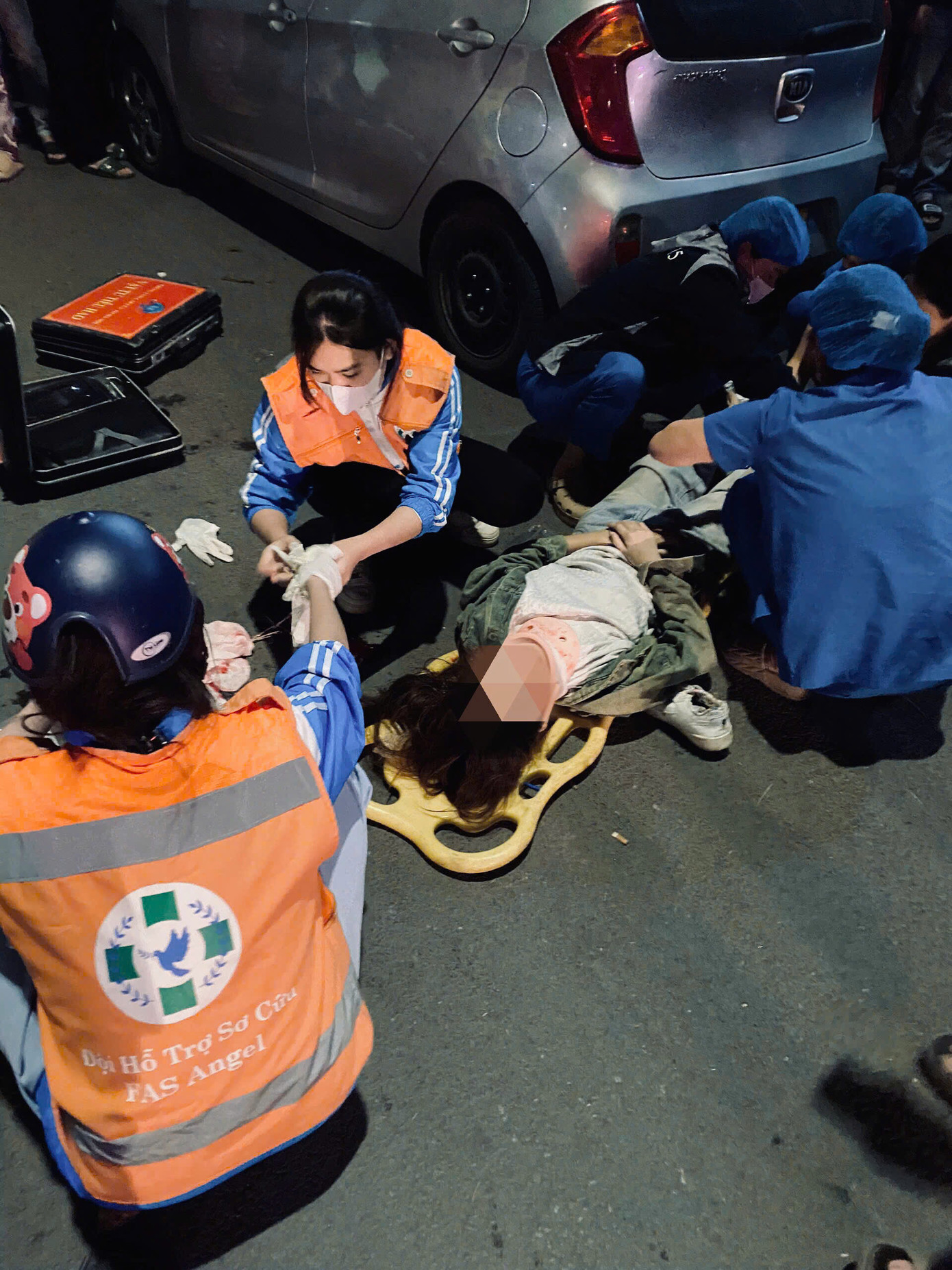 Trải qua năm thứ 5 duy trì hoạt động tình nguyện, số nữ Đội viên của Đội Hỗ trợ sơ cứu duy nhất tại miền Bắc chỉ “đếm trên đầu ngón tay” bởi hoạt động đặc thù đòi hỏi nhiều yếu tố khắt khe. Tuy nhiên, những “bóng hồng” tình nguyện ấy vẫn không ngại ngần trước mọi tình huống để giúp đỡ nạn nhân, nhận nhiệm vụ hỗ trợ sơ cứu kịp thời. Trải qua năm thứ 5 duy trì hoạt động tình nguyện, số nữ Đội viên của Đội Hỗ trợ sơ cứu duy nhất tại miền Bắc chỉ “đếm trên đầu ngón tay” bởi hoạt động đặc thù đòi hỏi nhiều yếu tố khắt khe. Tuy nhiên, những “bóng hồng” tình nguyện ấy vẫn không ngại ngần trước mọi tình huống để giúp đỡ nạn nhân, nhận nhiệm vụ hỗ trợ sơ cứu kịp thời.