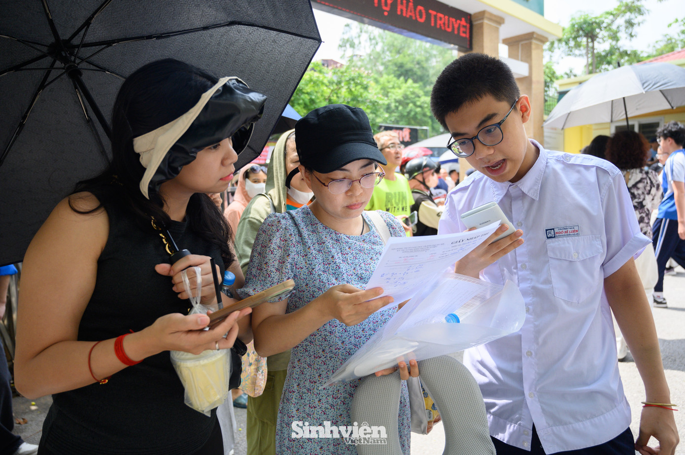 Với các thí sinh có nguyện vọng vào 4 trường chuyên top đầu là Hà Nội - Amsterdam, Nguyễn Huệ, Chu Văn An và Sơn Tây. Các em sẽ tiếp tục dự thi các môn chuyên trong ngày mai, 9/6.