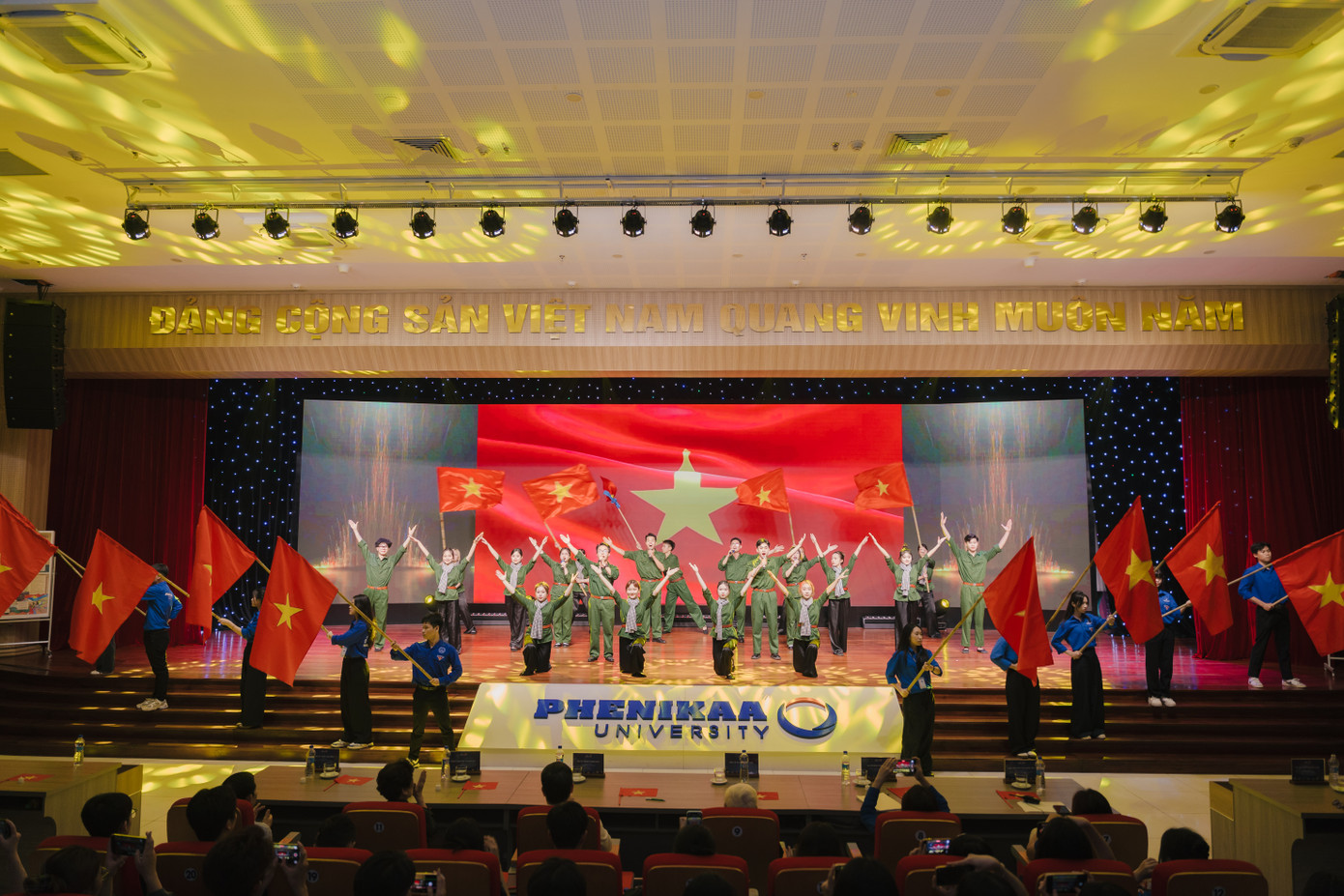 Chương trình “Kể chuyện lịch sử – Tiếp lửa truyền thống” thắp lên ngọn lửa tri ân và niềm tự hào dân tộc trong trái tim sinh viên Phenikaa. Chương trình “Kể chuyện lịch sử – Tiếp lửa truyền thống” thắp lên ngọn lửa tri ân và niềm tự hào dân tộc trong trái tim sinh viên Phenikaa.