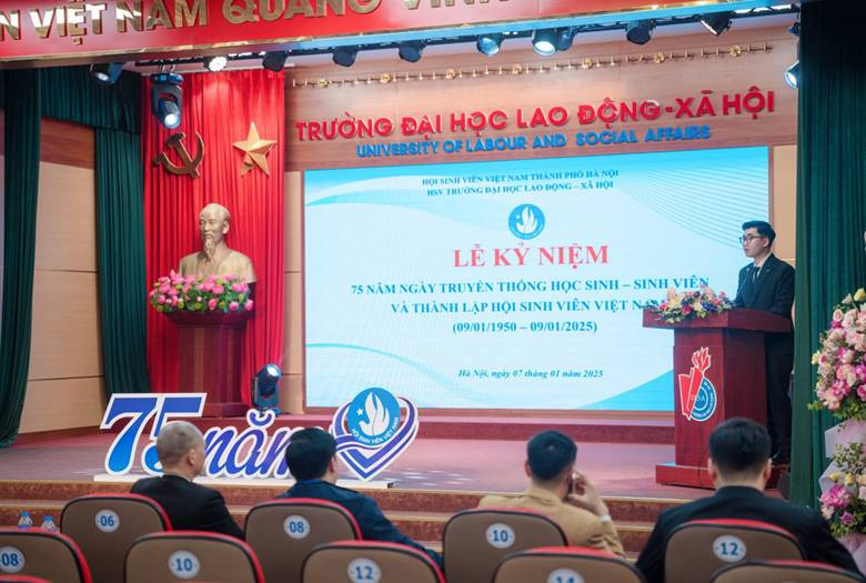 Mạnh Hùng đại diện 200 bạn “Sinh viên 5 tốt” cấp Trường lên phát biểu chia sẻ cảm nghĩ tại Lễ kỷ niệm 75 năm Ngày truyền thống học sinh, sinh viên và Hội Sinh viên Việt Nam. Mạnh Hùng đại diện 200 bạn “Sinh viên 5 tốt” cấp Trường lên phát biểu chia sẻ cảm nghĩ tại Lễ kỷ niệm 75 năm Ngày truyền thống học sinh, sinh viên và Hội Sinh viên Việt Nam.