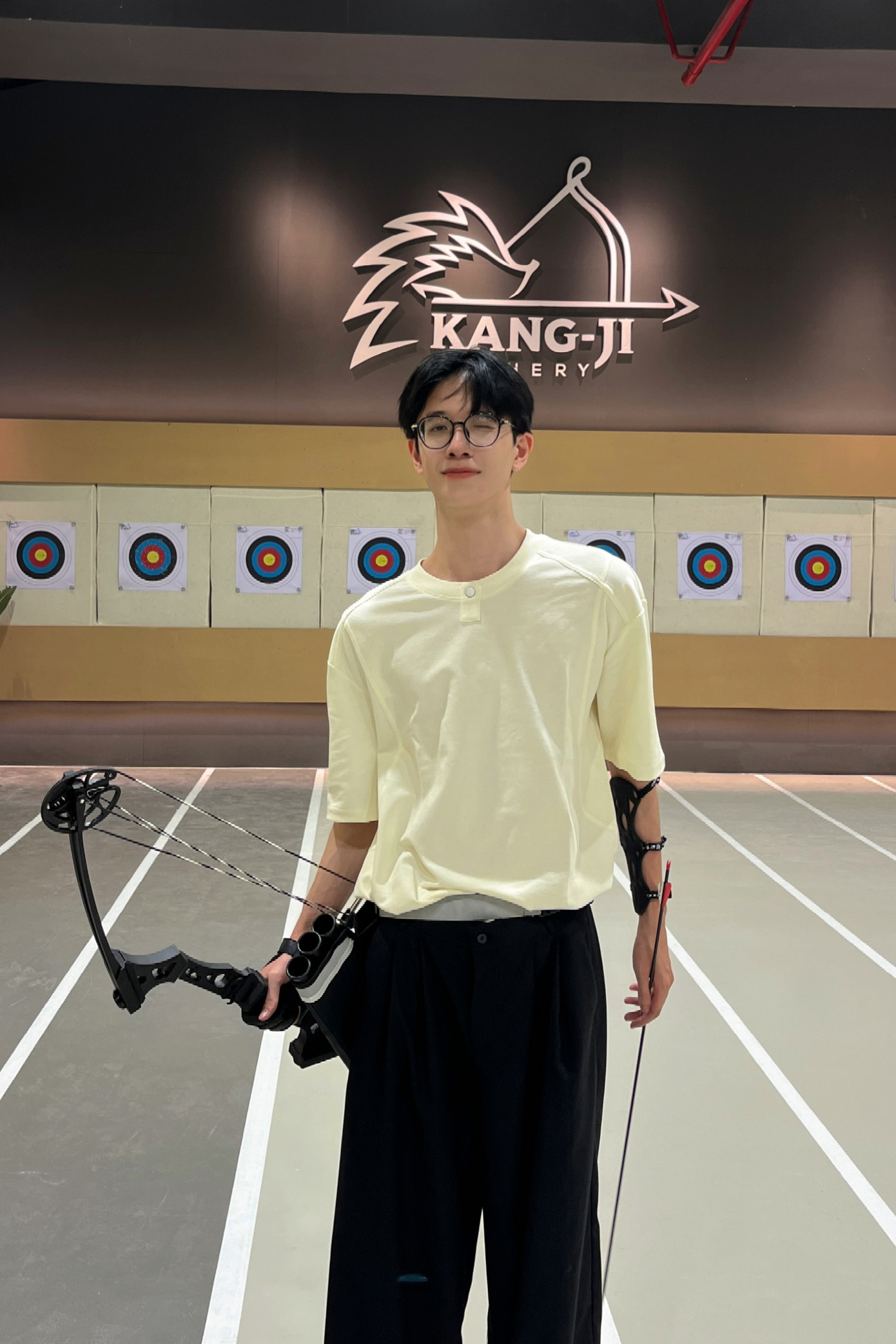 Trần Hiếu Trung (2005) đến từ Văn Giang - Hưng Yên, hiện là sinh viên ngành Entrepreneurship Khởi nghiệp và phát triển kinh doanh, Đại học Kinh tế Quốc dân.