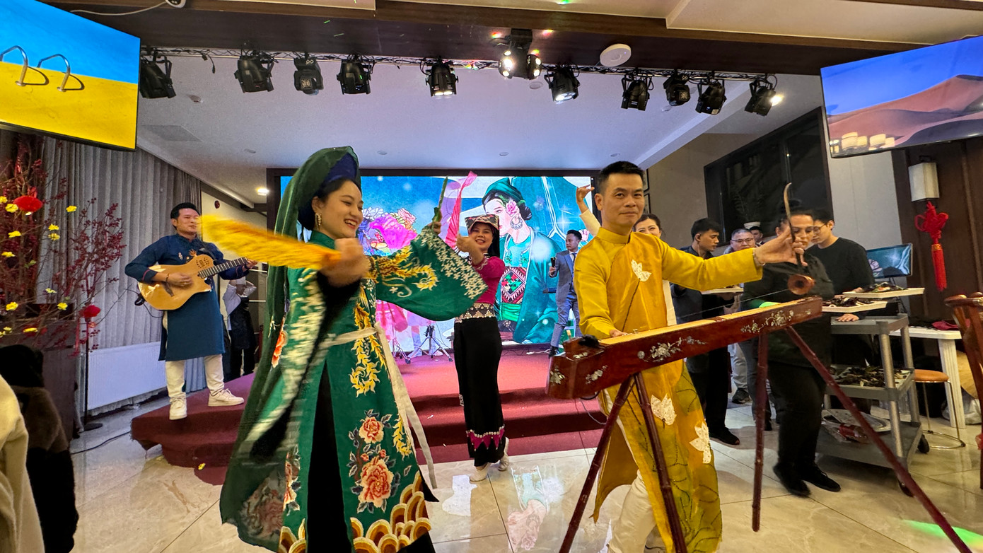 Thu Lương trong tiết mục múa “Cô đôi thượng ngàn” biểu diễn tại Bucharest, Romania.