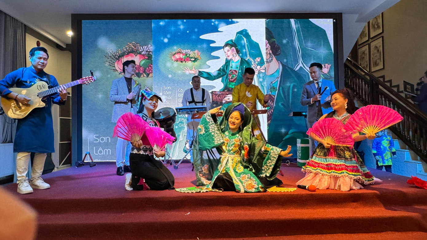 Thu Lương trong tiết mục múa “Cô đôi thượng ngàn” biểu diễn tại Berlin, Đức.