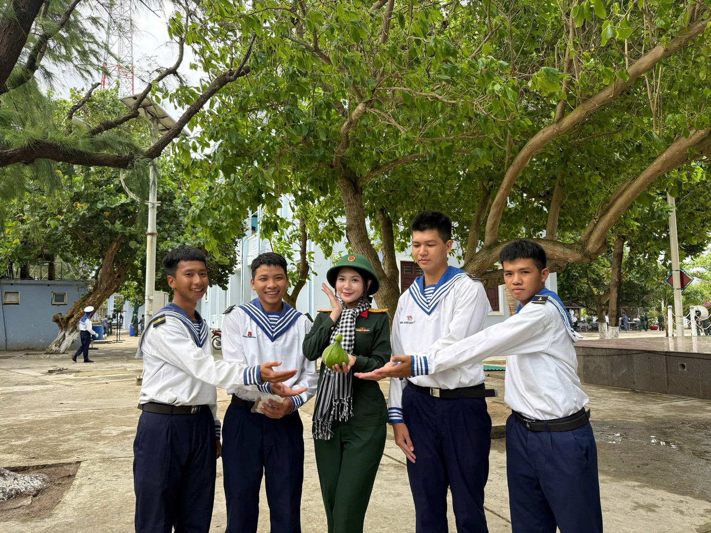 Ca sĩ An Thu An xúc động khi được các chiến sĩ tặng quả bàng vuông. Ca sĩ An Thu An xúc động khi được các chiến sĩ tặng quả bàng vuông.