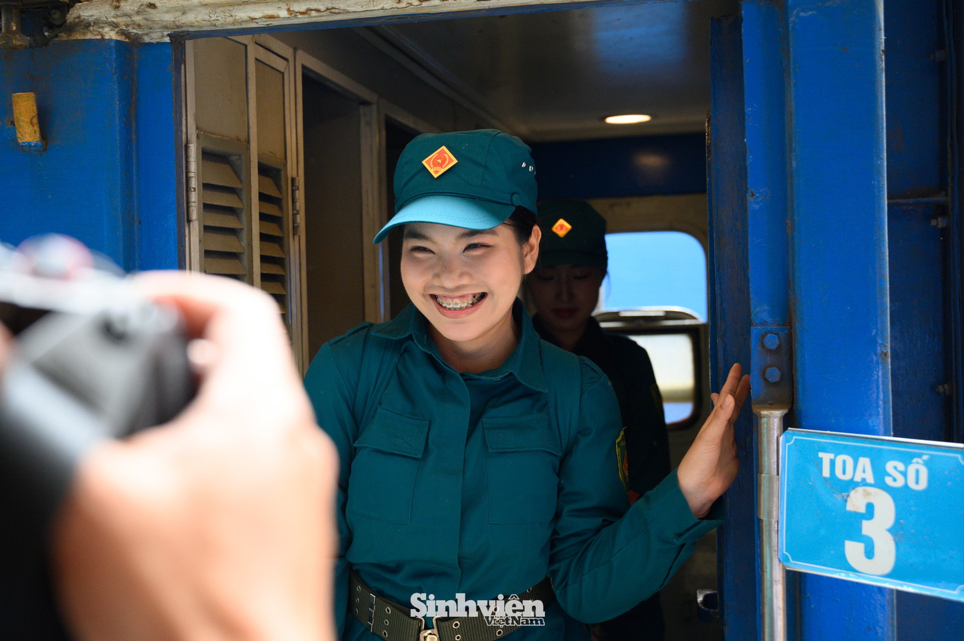 Sau hành trình dài di chuyển, các "chiến sĩ A80" rạng rỡ bước xuống tàu trong sự đón chào nồng nhiệt.