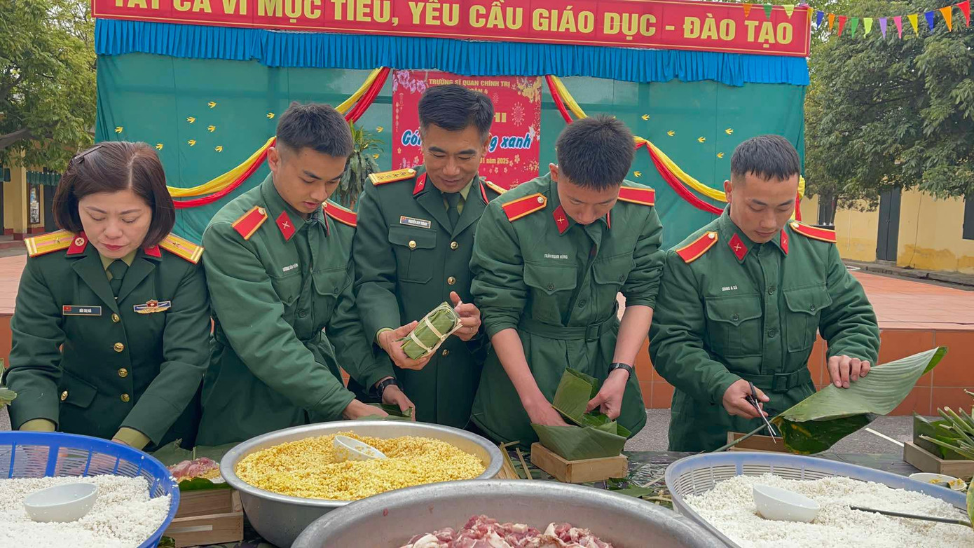 Những chiếc bánh chưng của các chiến sĩ đang dần được hoàn thiện.