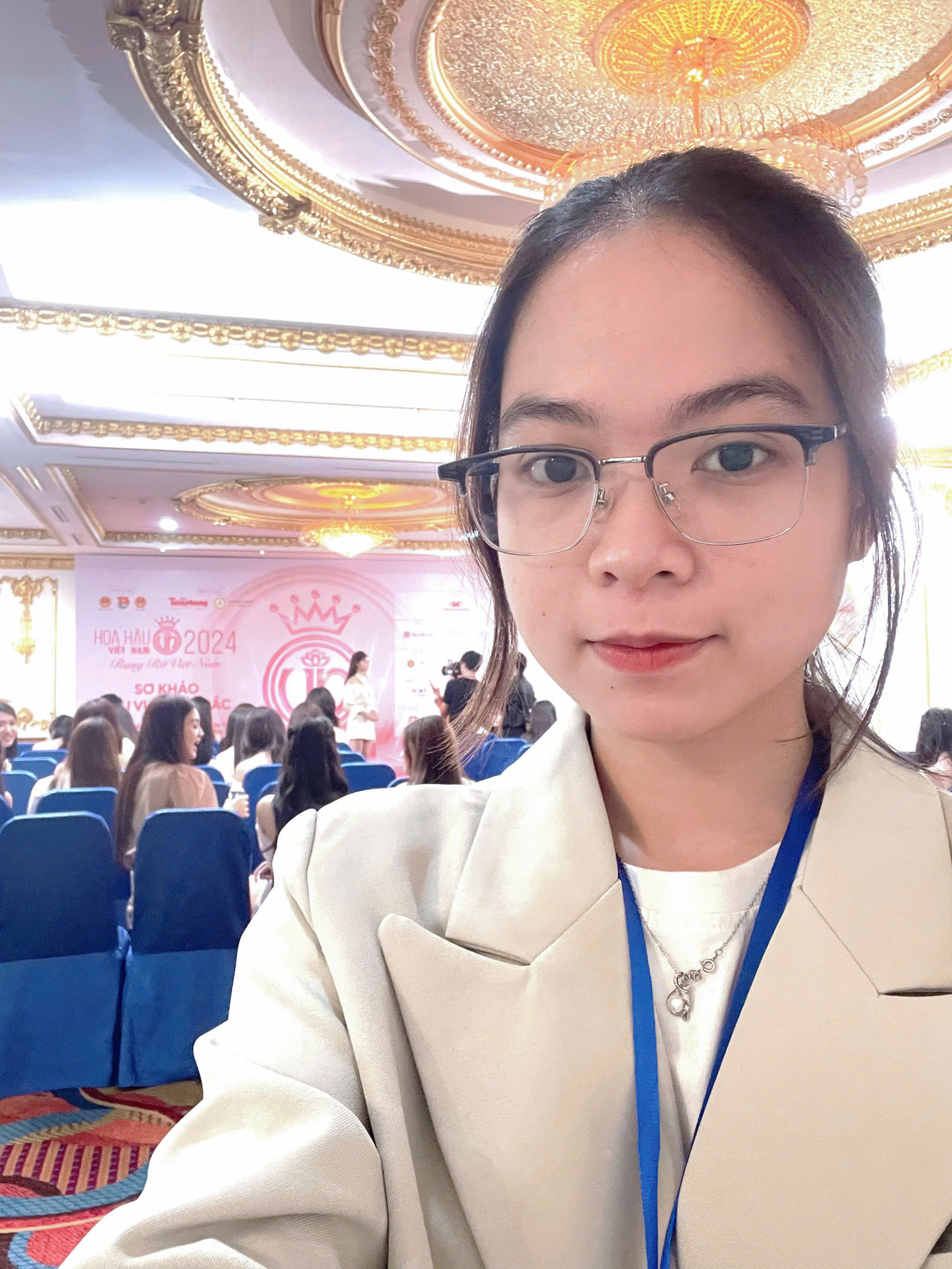 Được hòa mình vào không khí sôi động của một sự kiện lớn, quan sát các phóng viên chuyên nghiệp tác nghiệp, và tự mình đi lấy tin, viết bài, Hồng Hoa cảm thấy vô cùng tự hào và học hỏi được rất nhiều về quy trình làm việc của một phóng viên thực thụ. Được hòa mình vào không khí sôi động của một sự kiện lớn, quan sát các phóng viên chuyên nghiệp tác nghiệp, và tự mình đi lấy tin, viết bài, Hồng Hoa cảm thấy vô cùng tự hào và học hỏi được rất nhiều về quy trình làm việc của một phóng viên thực thụ.