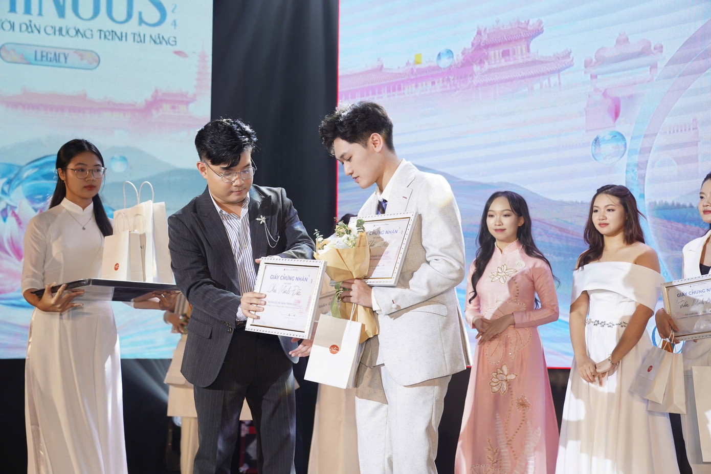 Chu Minh Đức nhận giải Nam MC Triển vọng.