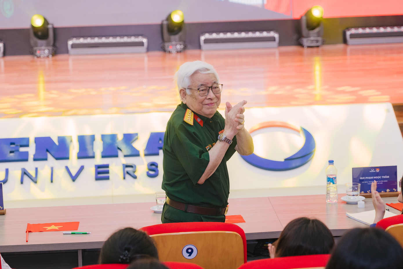 Đại tá, nhà văn Nguyễn Quý Hải, nguyên Đoàn trưởng Đoàn kịch nói Quân đội. Đại tá, nhà văn Nguyễn Quý Hải, nguyên Đoàn trưởng Đoàn kịch nói Quân đội.