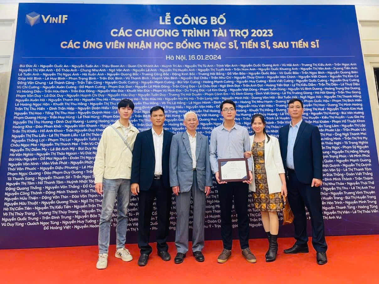 Anh chàng cùng gia đình nhận học bổng danh giá như từ Quỹ đổi mới sáng tạo Vingroup (VINIF). Anh chàng cùng gia đình nhận học bổng danh giá như từ Quỹ đổi mới sáng tạo Vingroup (VINIF).