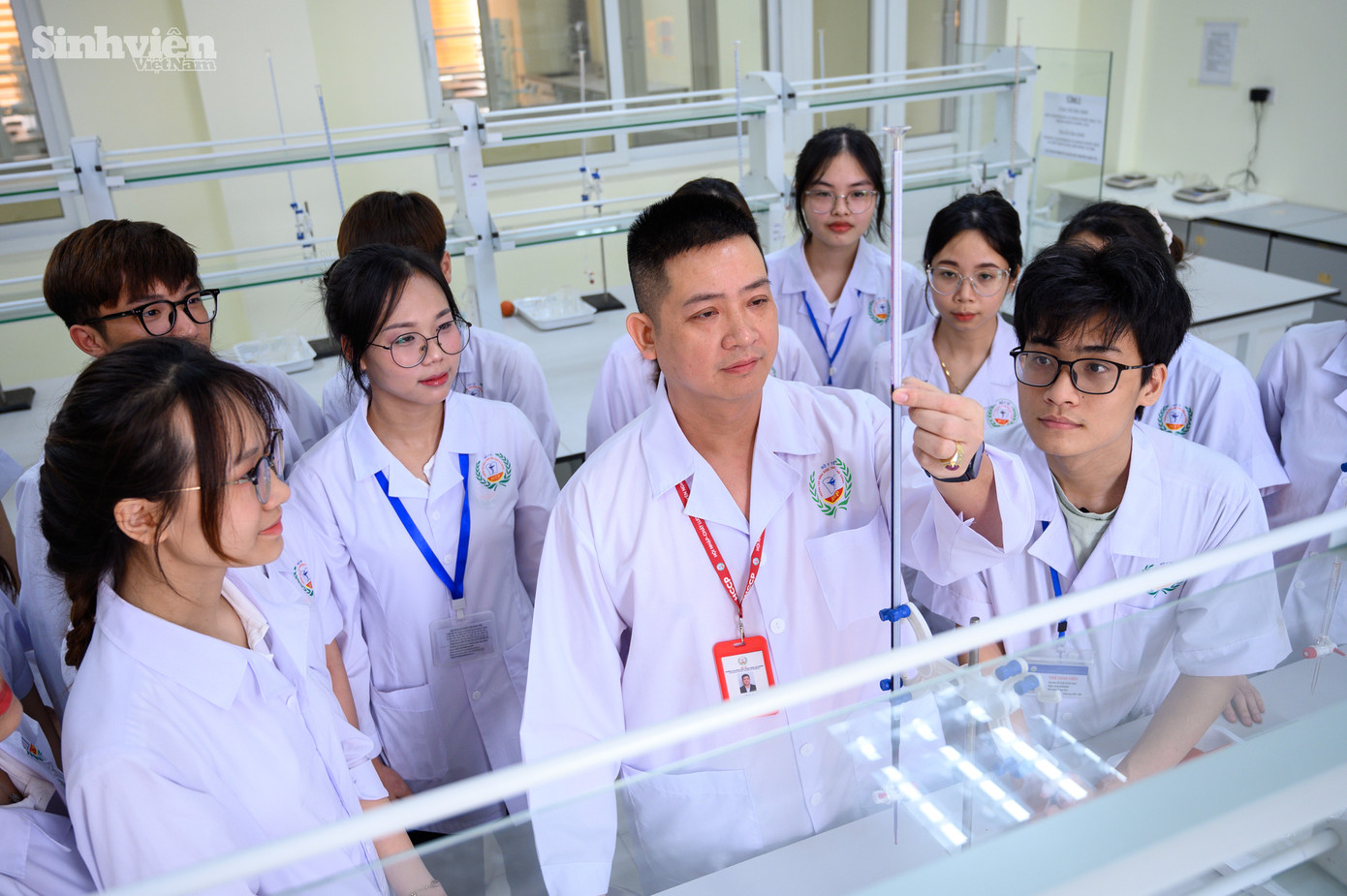 Thầy và trò Trường Cao đẳng Dược Trung ương Hải Dương trong giờ thực hành bộ môn Hoá học. Thầy và trò Trường Cao đẳng Dược Trung ương Hải Dương trong giờ thực hành bộ môn Hoá học.