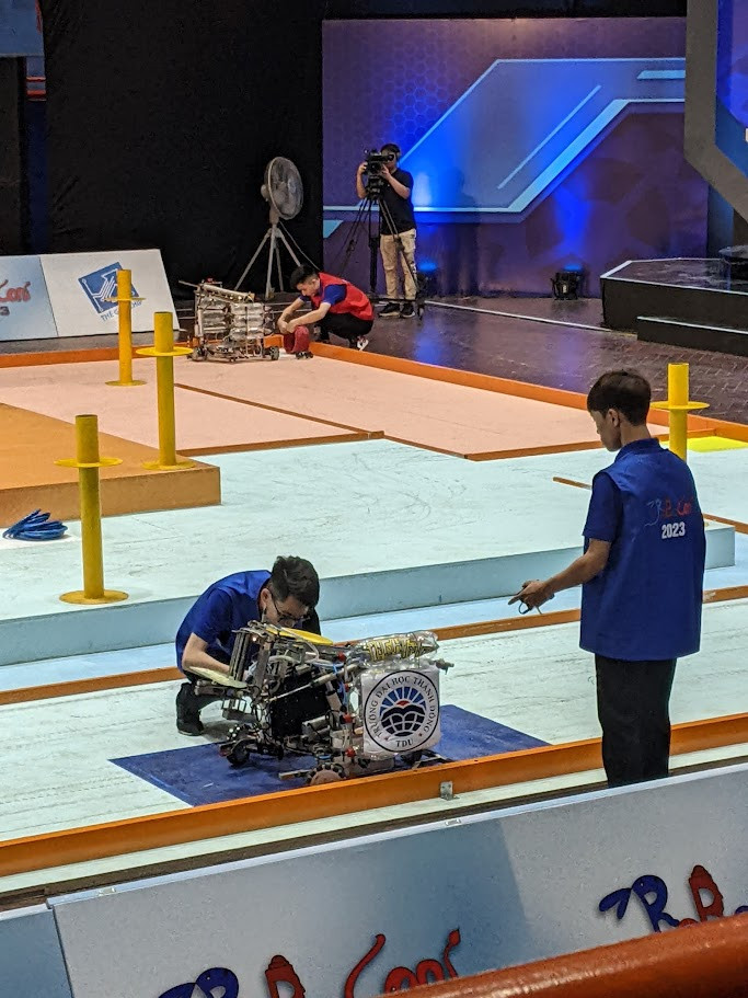 Thành An cùng đội TDU-Lightning tại cuộc thi Robocon 2023. Thành An cùng đội TDU-Lightning tại cuộc thi Robocon 2023.